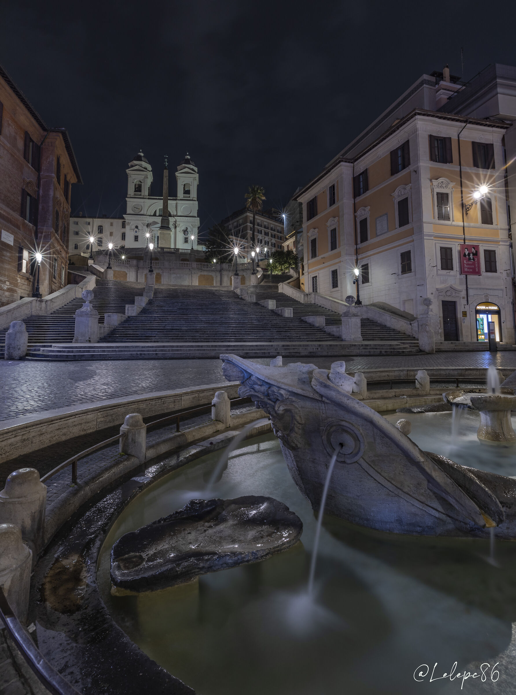 Piazza di Spagna e la Chiesa di Santa Trinità dei Mon...