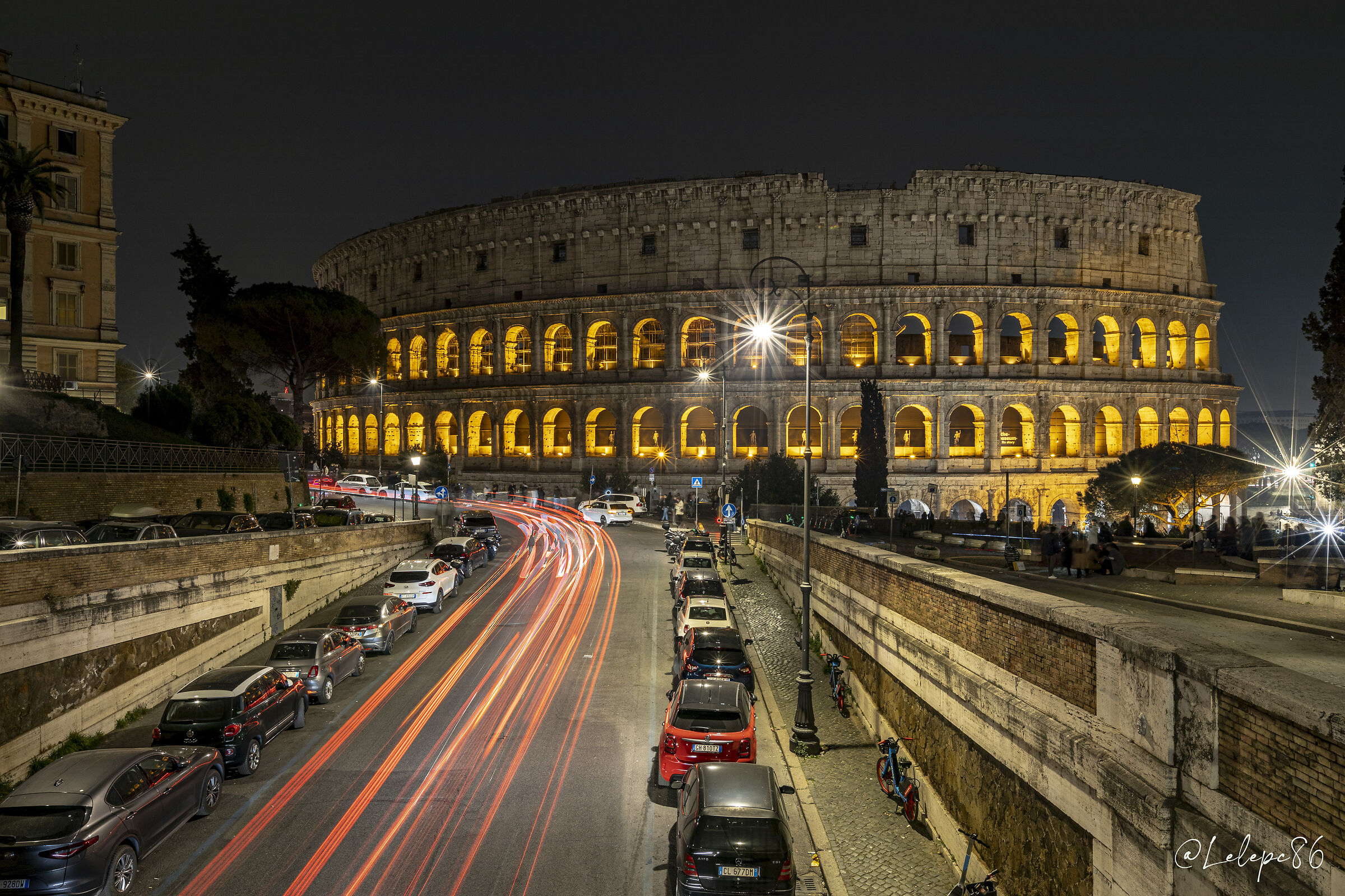 Il Colosseo e le sue scie notturne