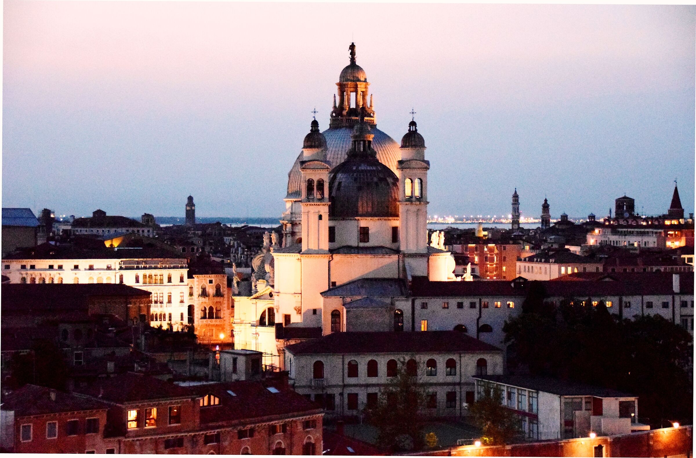 Sovra i tetti della Serenissima