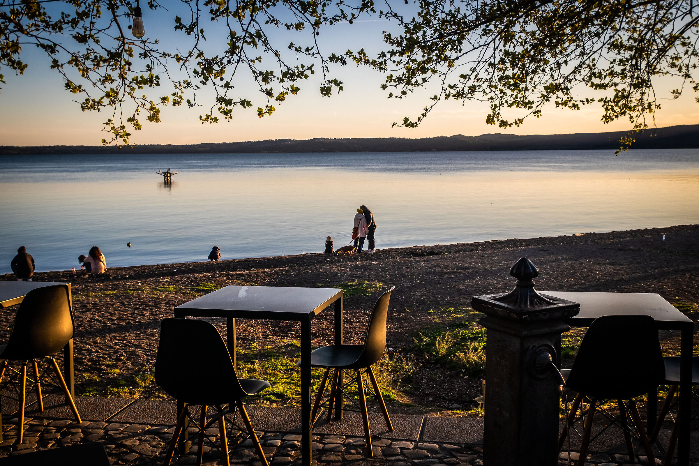 Bacio sulle rive del lago
