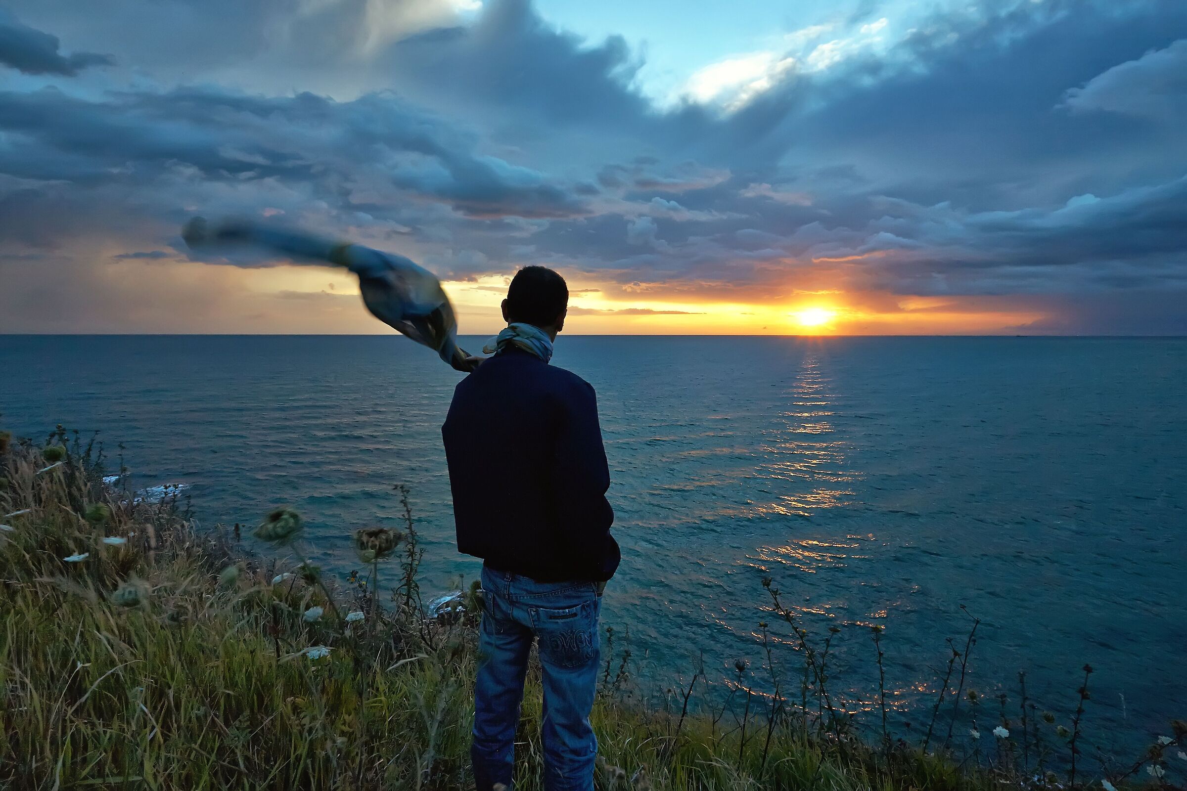Immobile ad ammirare l'alba dopo un temporale