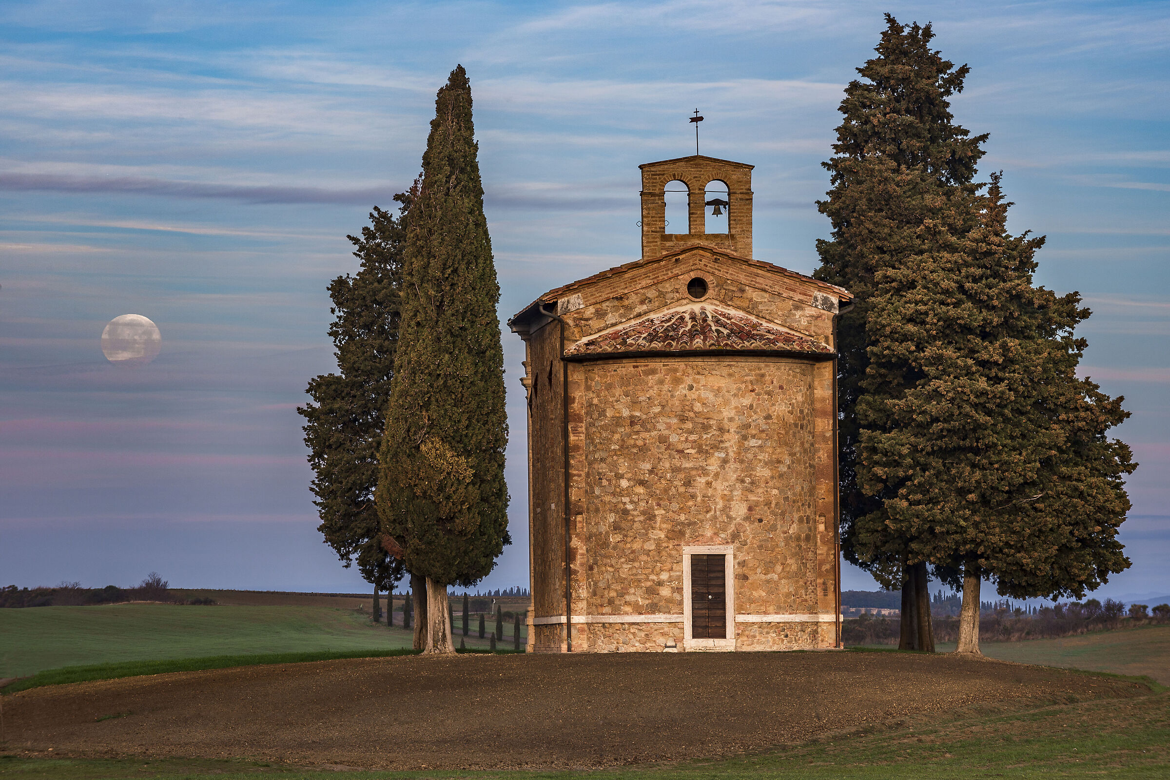 Alba con luna piena n Val d'Orcia