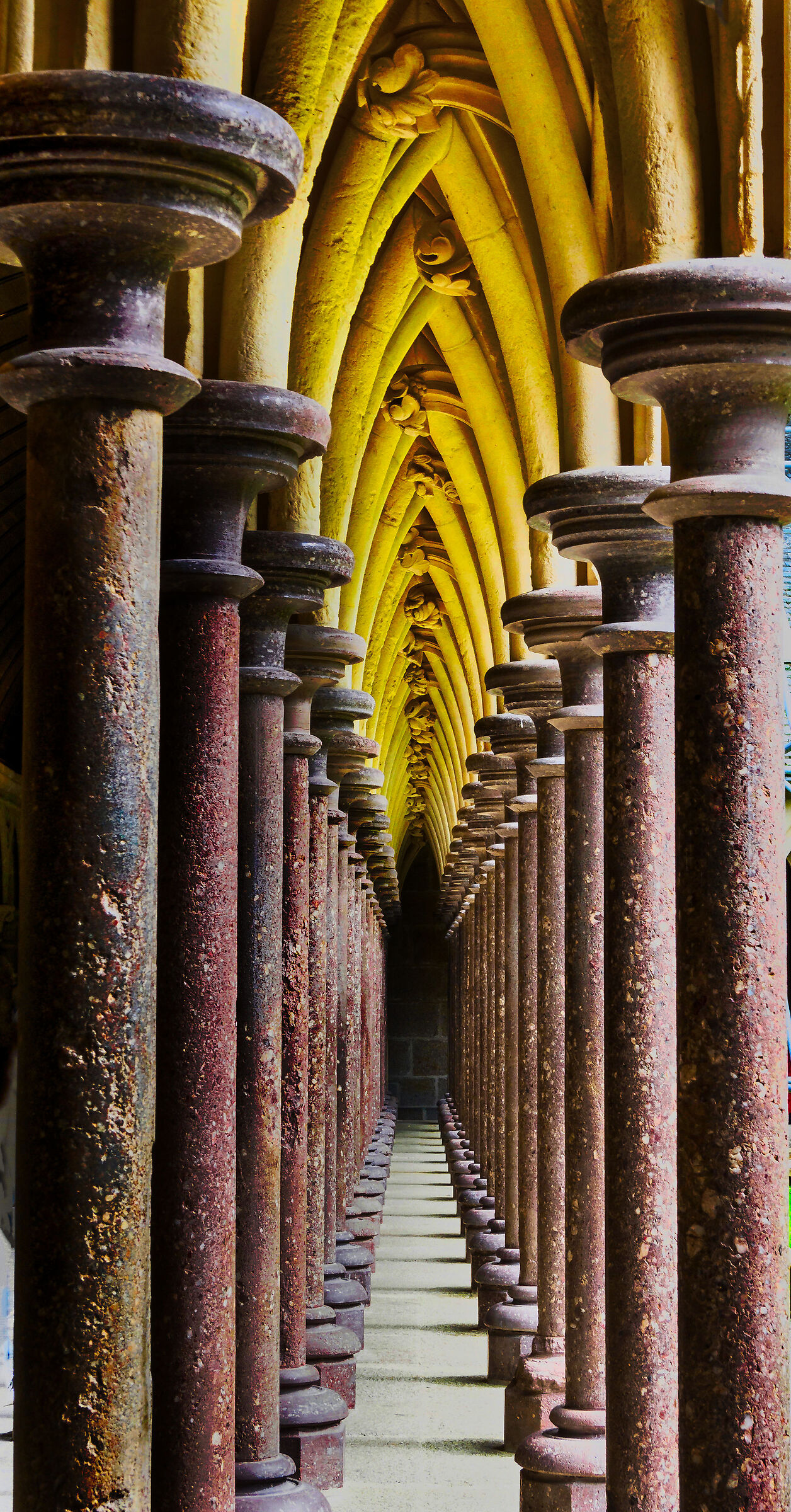 Chiostro gotico di Mont Saint Michel