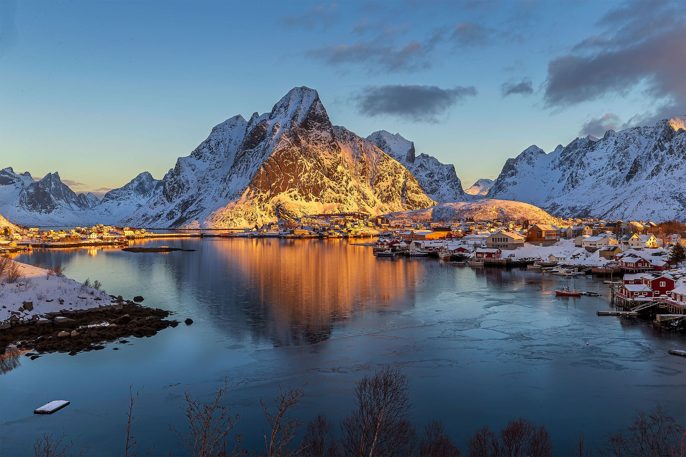 Sunrise on Reine