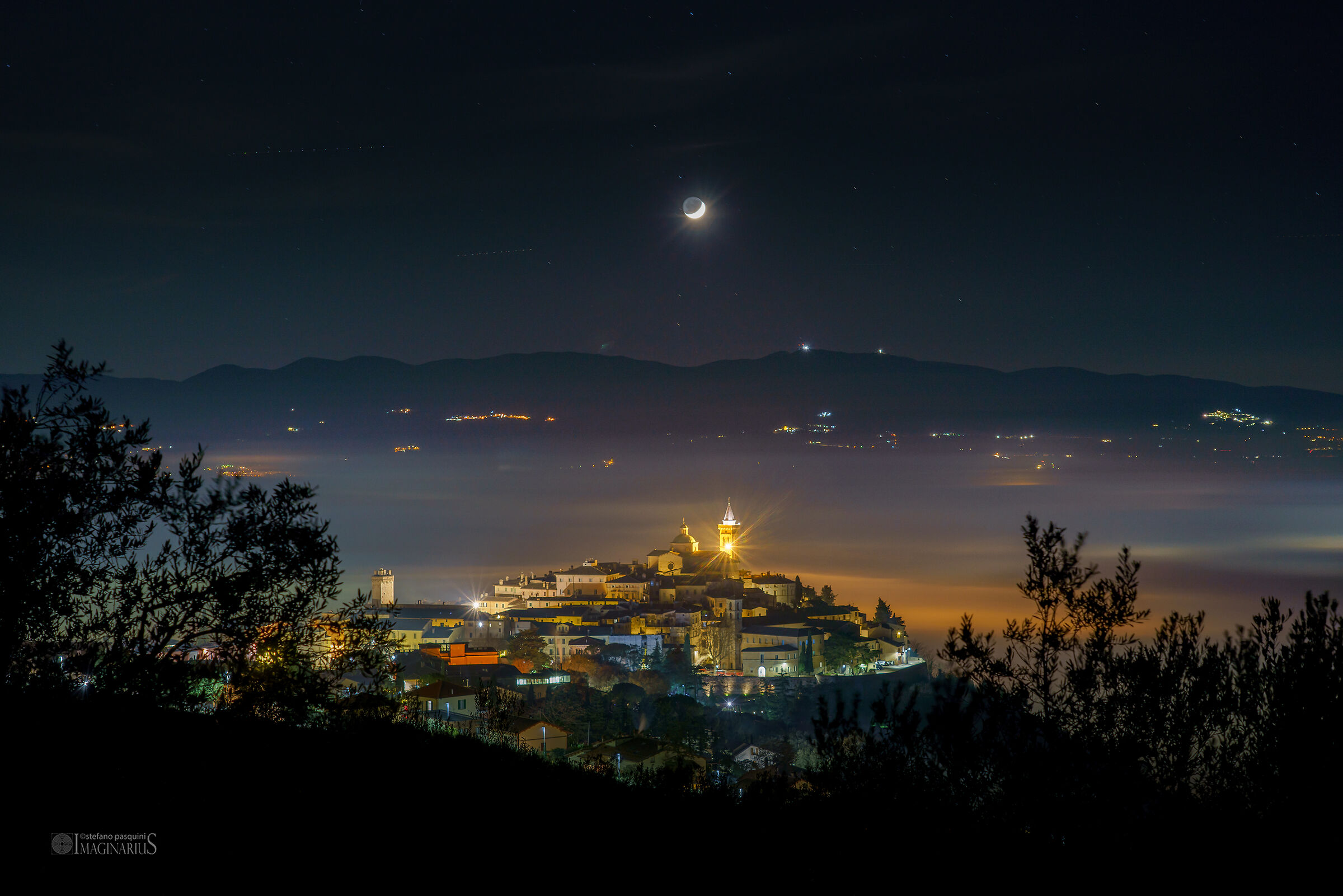 Trevi, la luna, la notte e la nebbia