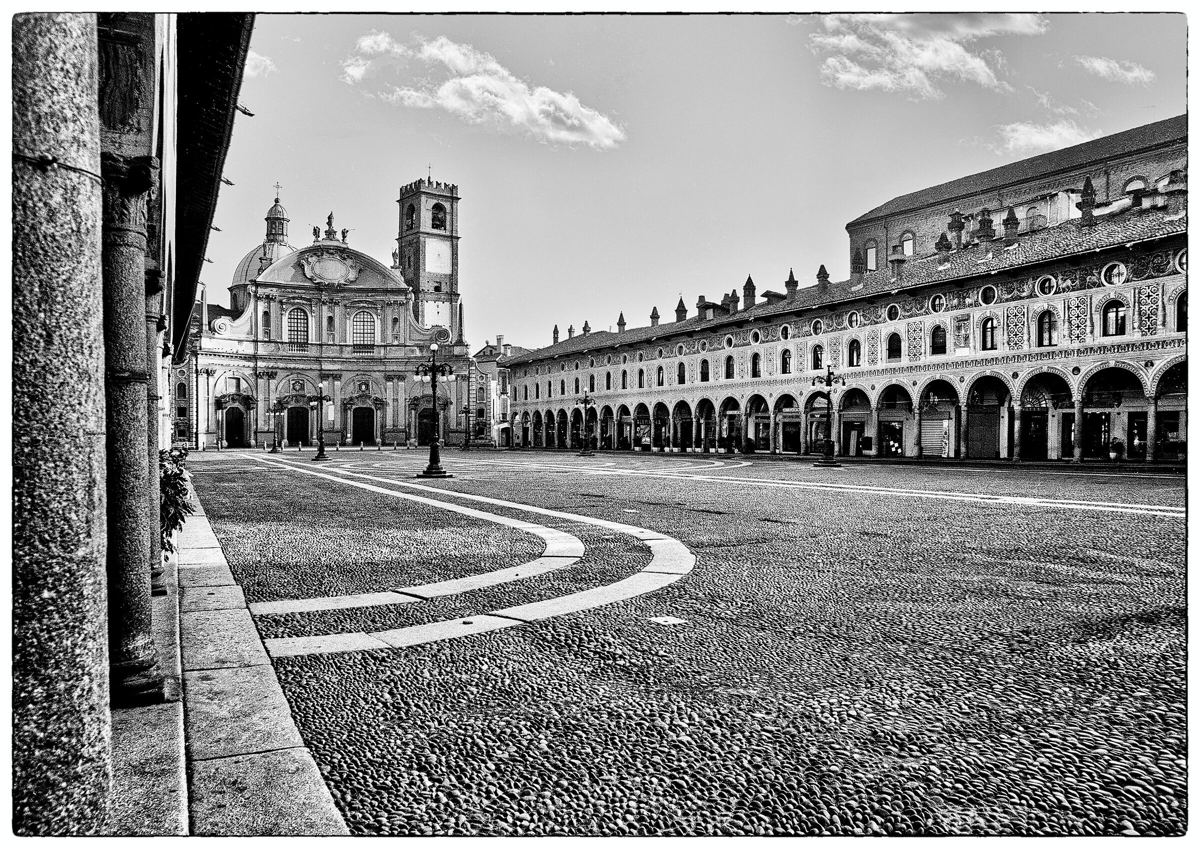 La Piazza Ducale di Vigevano senza dehors e senza auto