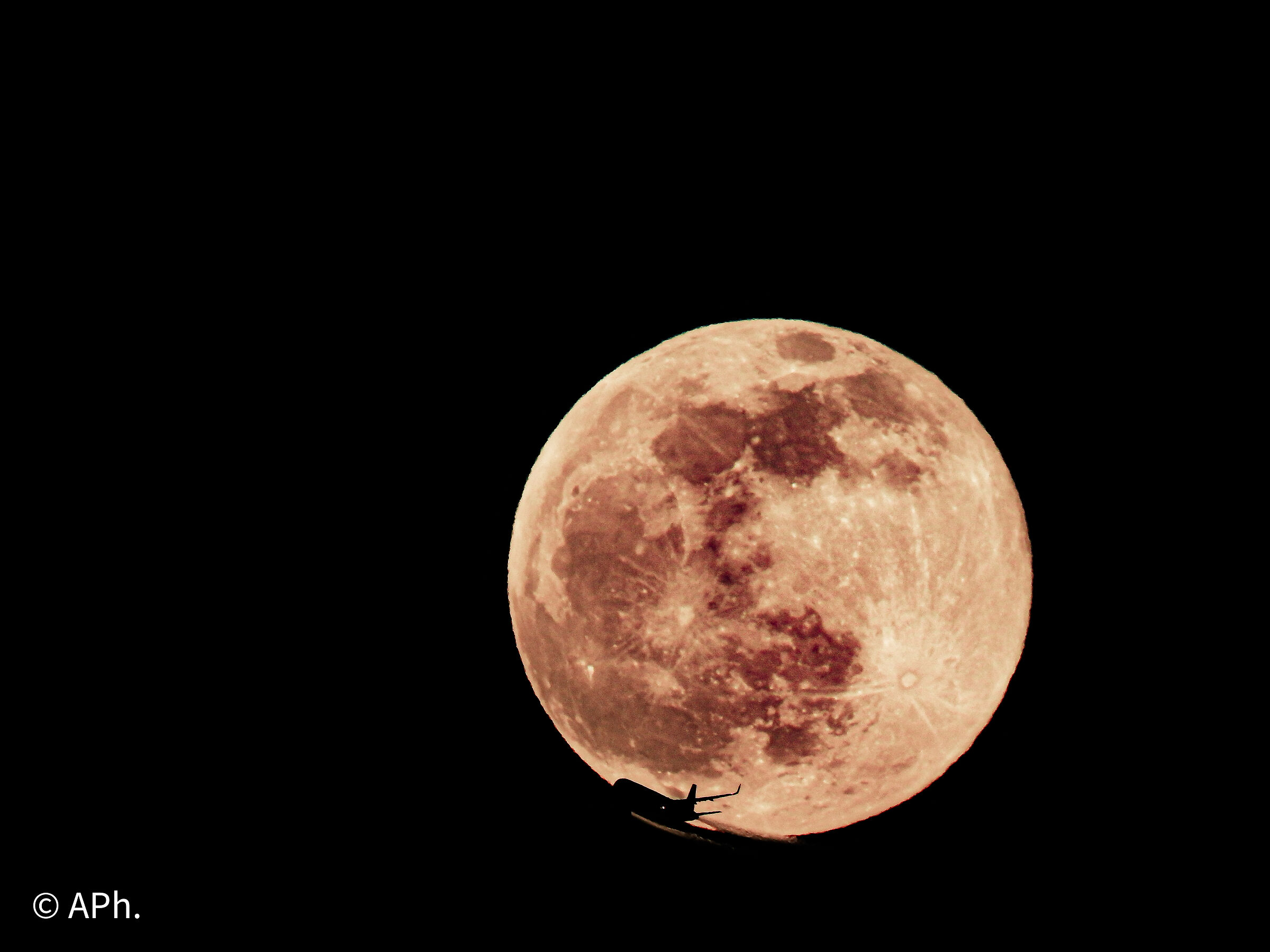 Luna rosa con aereo