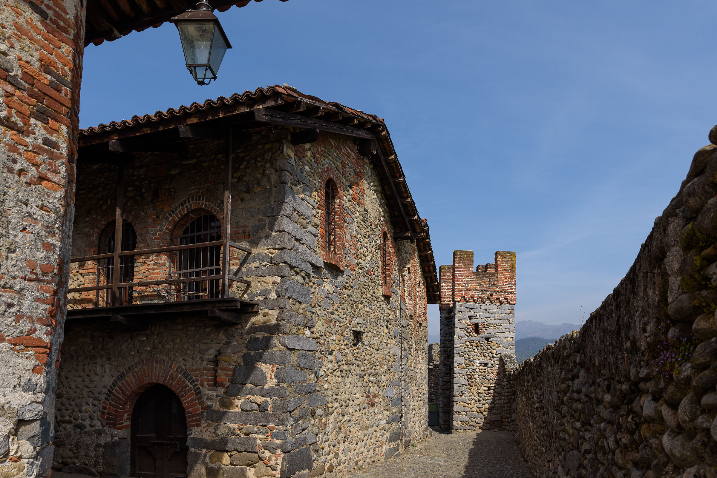 Lungo la cinta muraria, Ricetto di Candelo