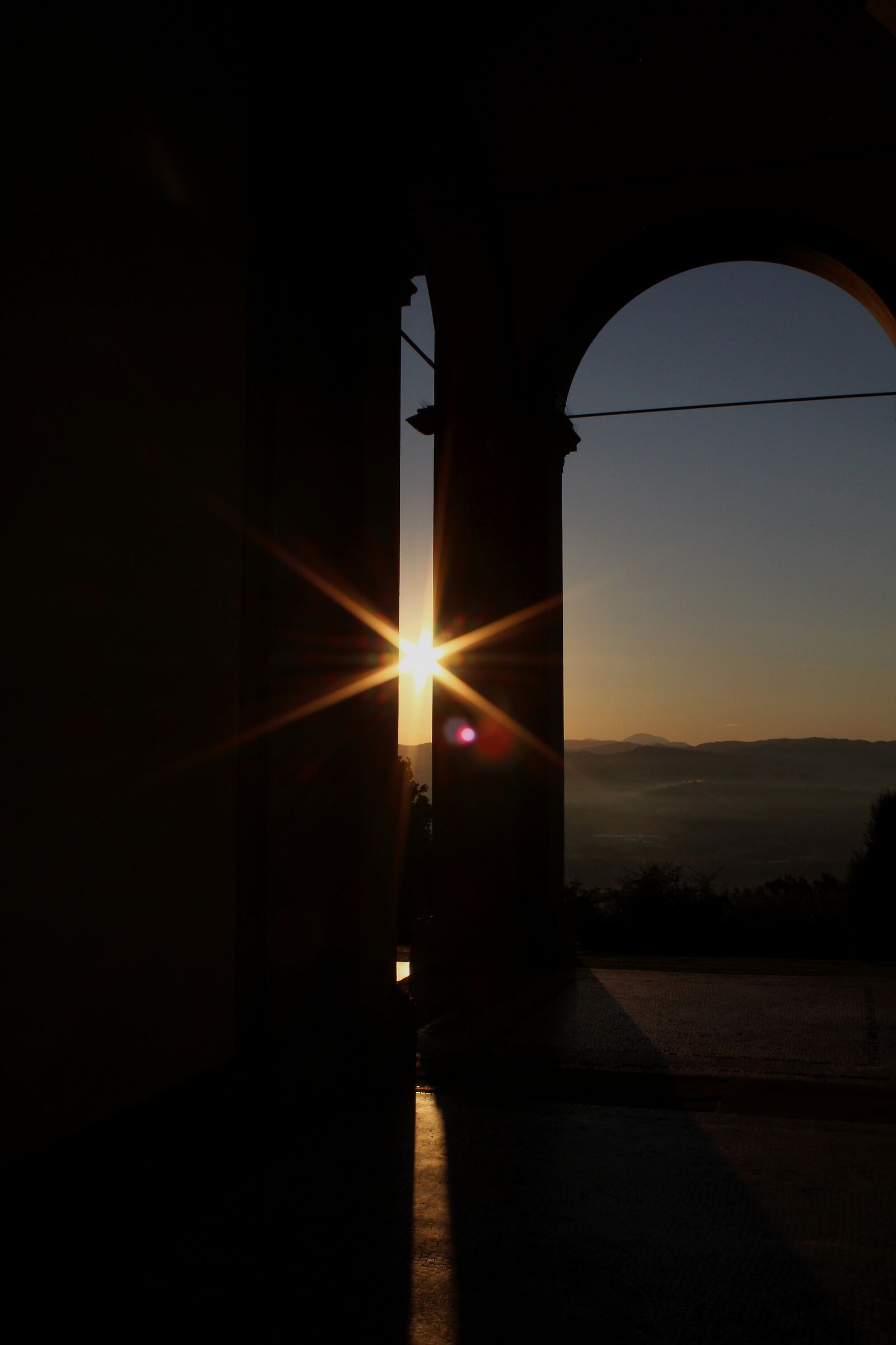 Il sole che nasce tra gli archi