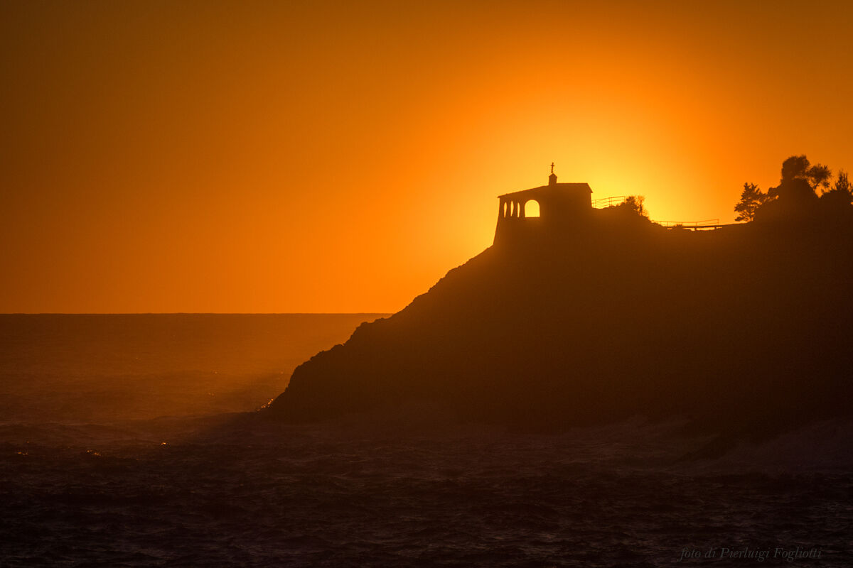 La chiesetta della Madonna della Punta al tramonto