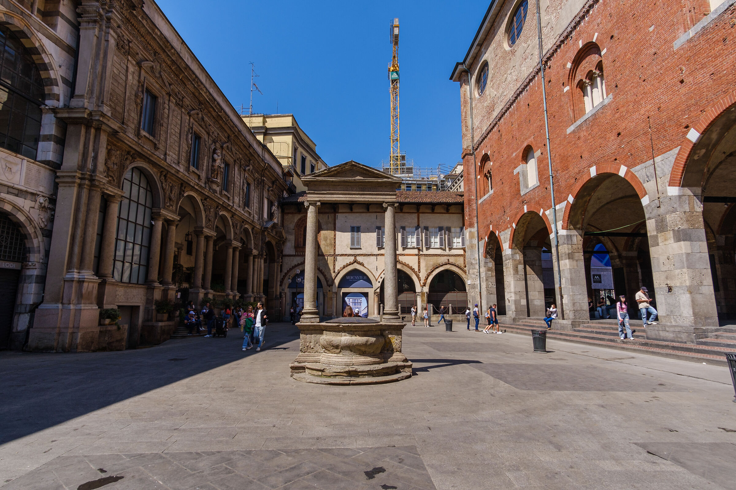 Piazza Mercanti - Milan
