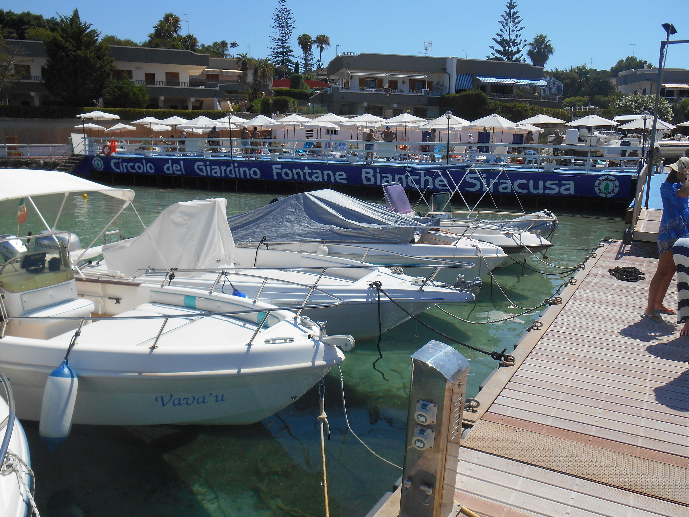 Syracuse White fountains