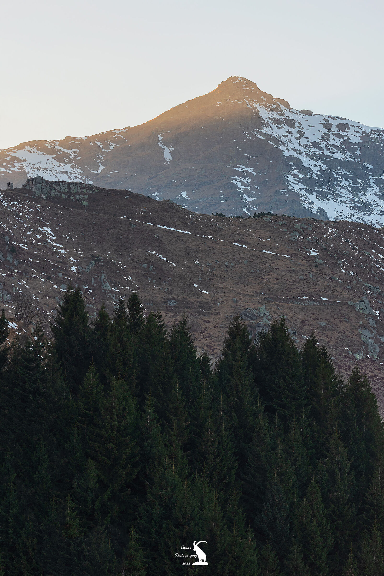 L'ultimo spiraglio di luce sul Monte Tovo al tramonto