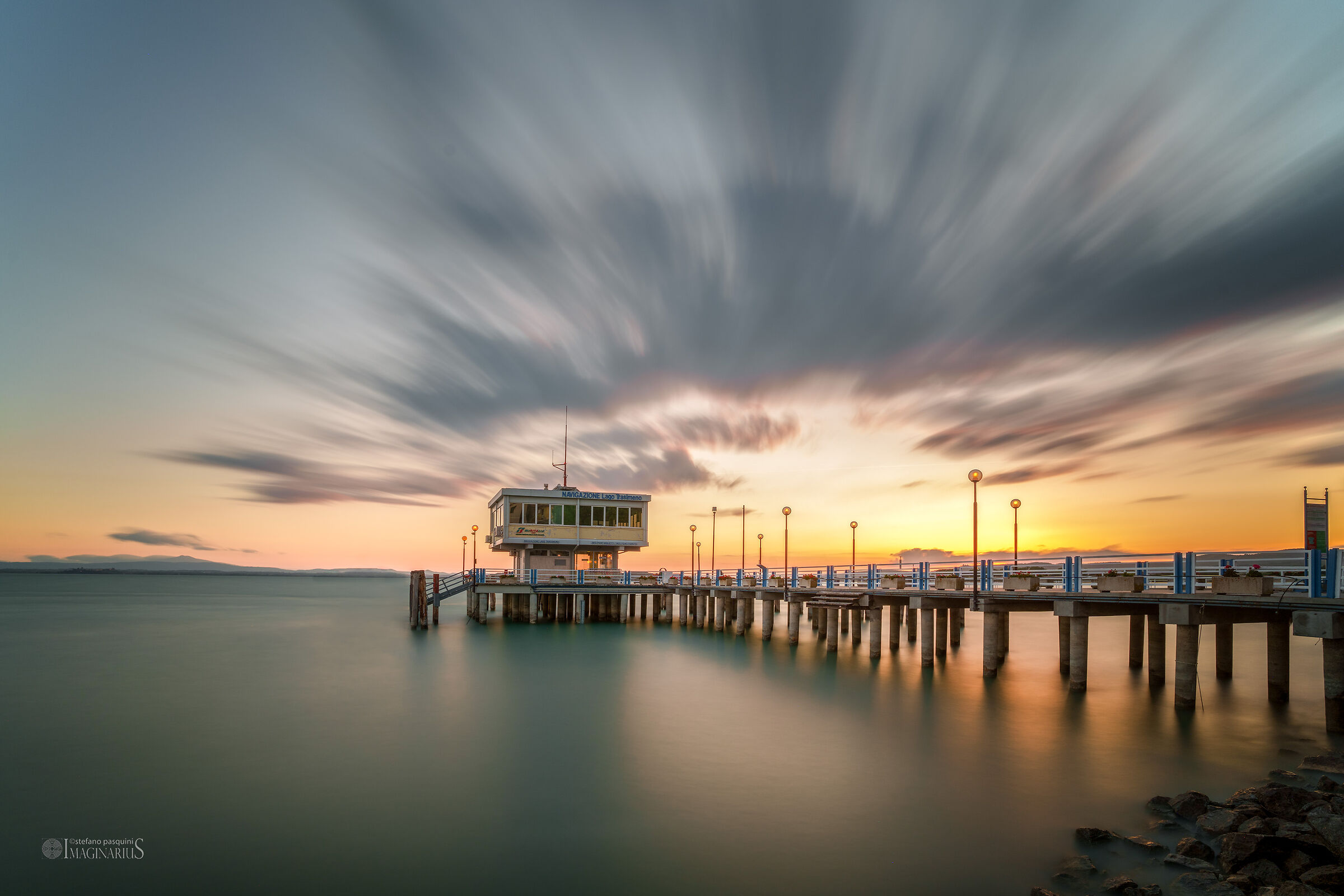 Tramonto al molo di Passignano