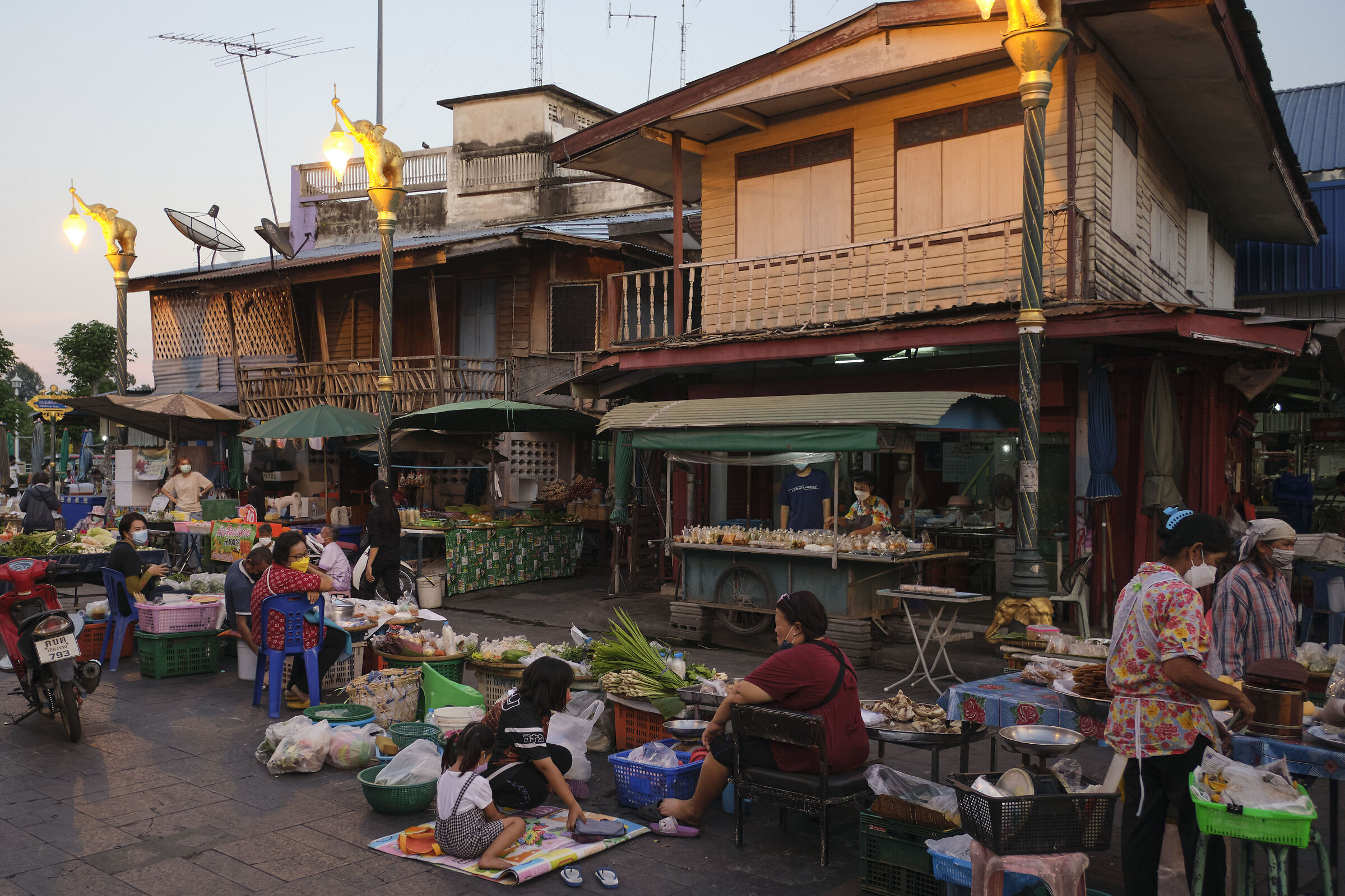 Glimpse of an evening market