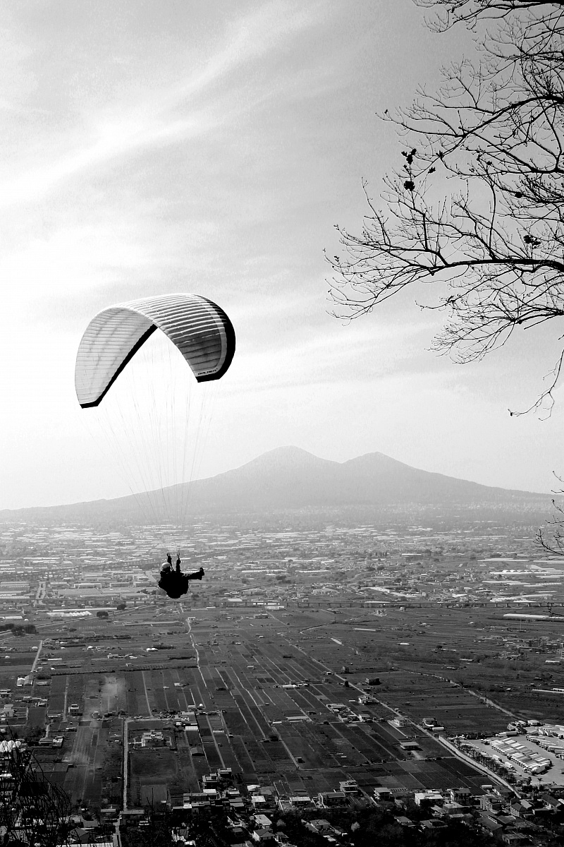 In volo col Vesuvio all'orizzonte
