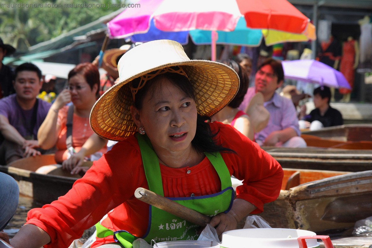 Il mercato galleggiante  (Thailandia)