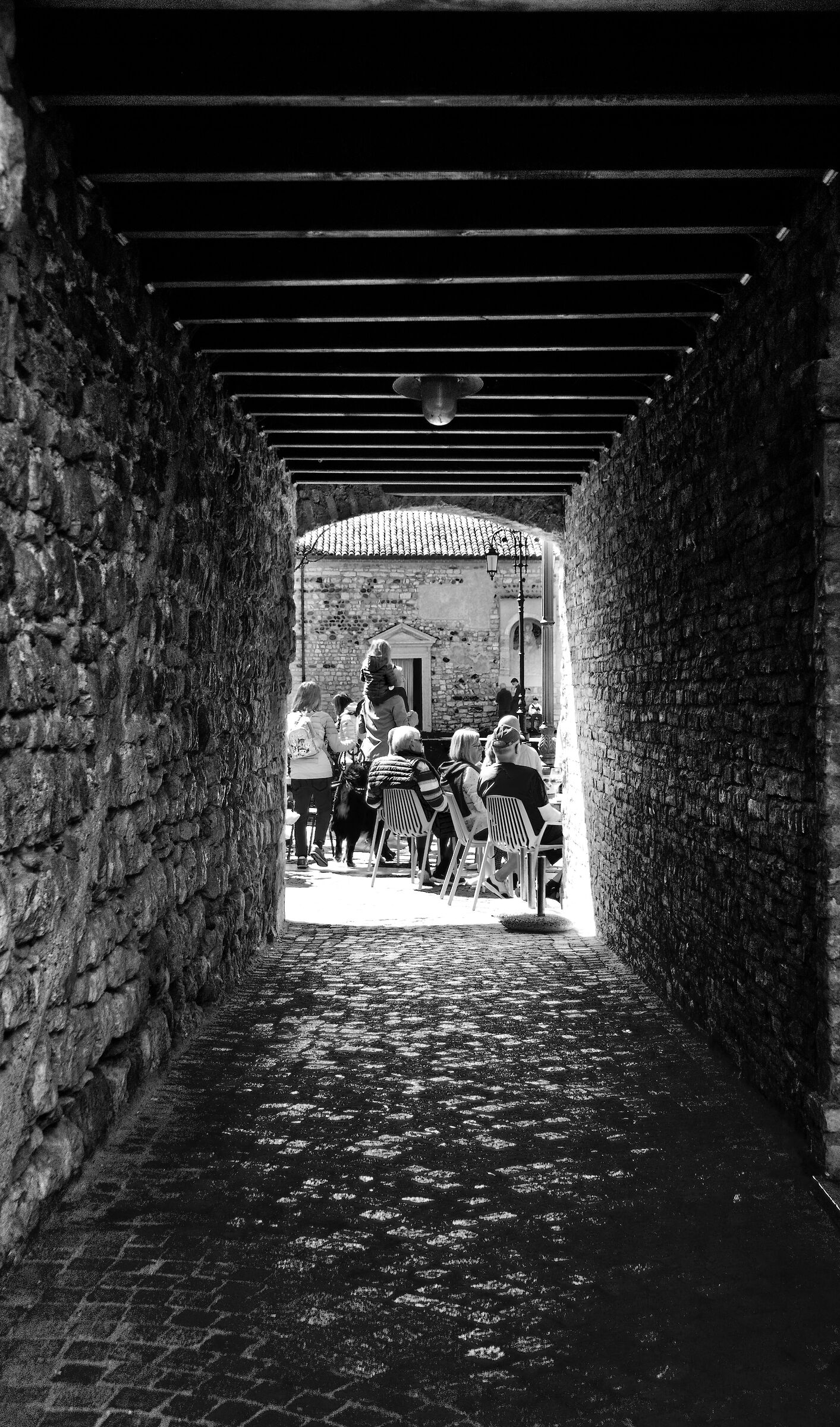 Lazise - la gente in fondo al tunnel
