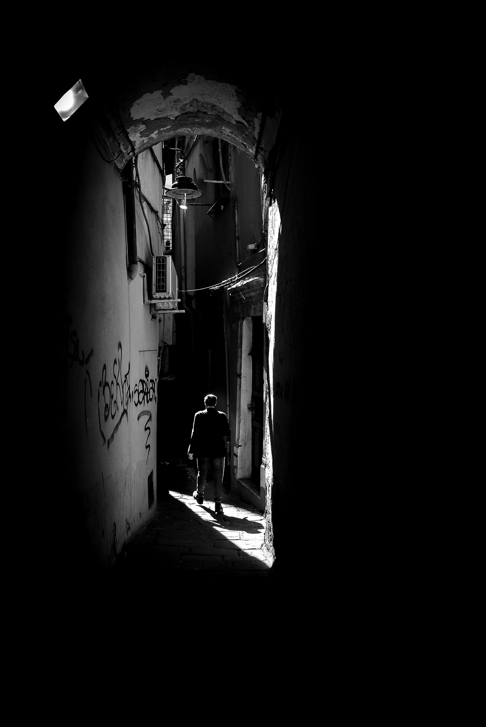 Con passo spedito...verso il buio.