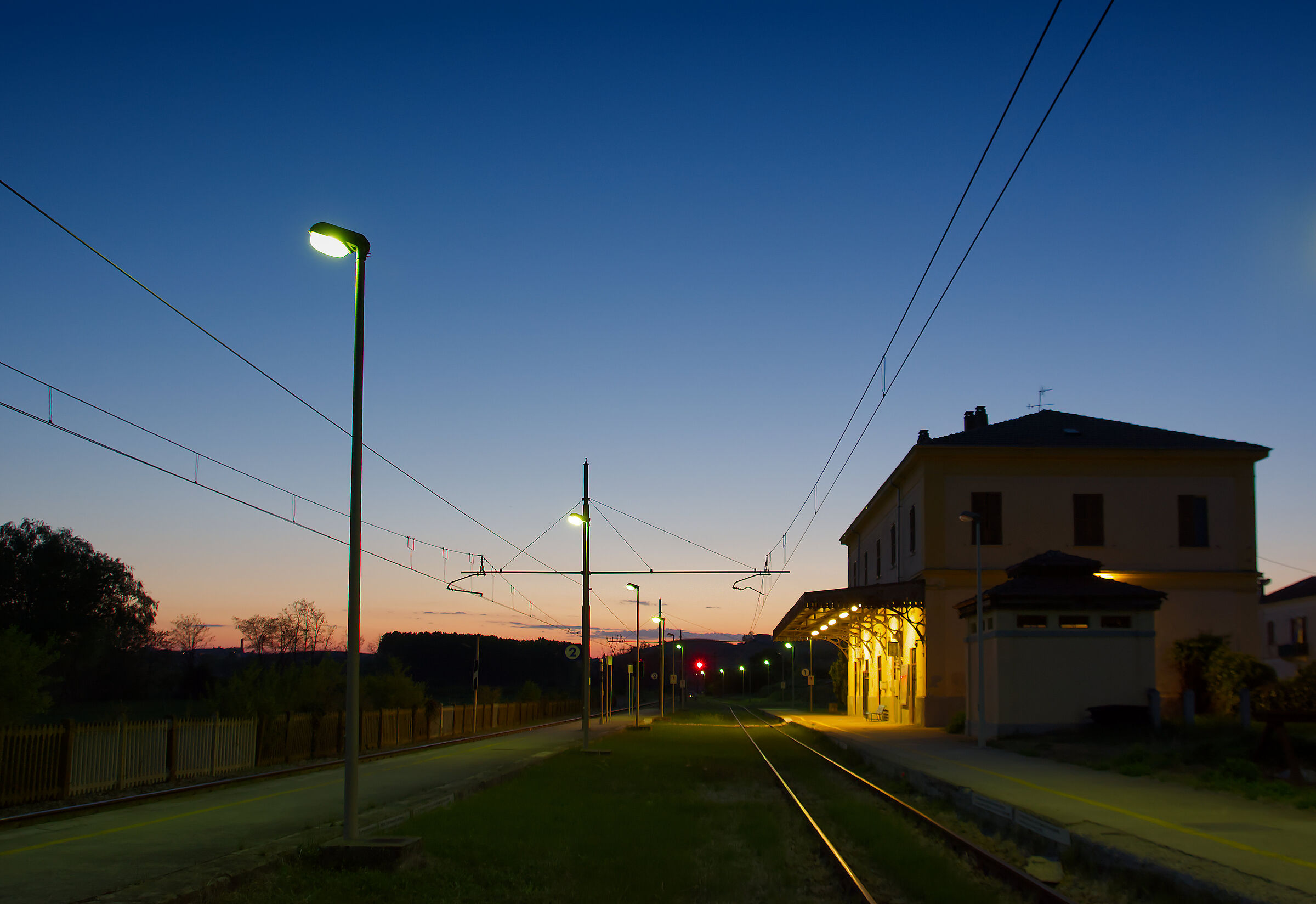 aspettando il treno in una piccola stazione