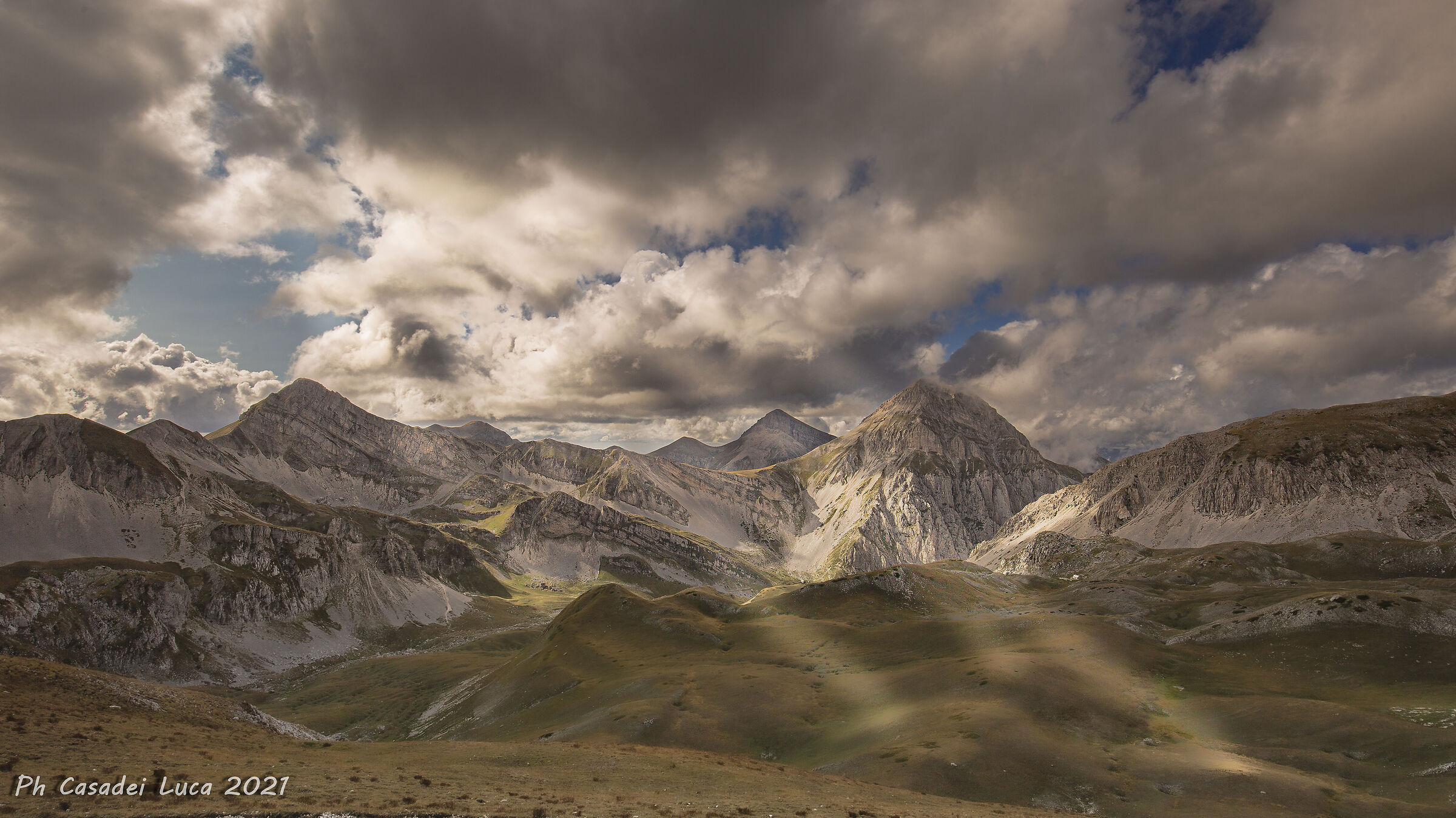 Macchie di luce ai piedi del Gran Sasso