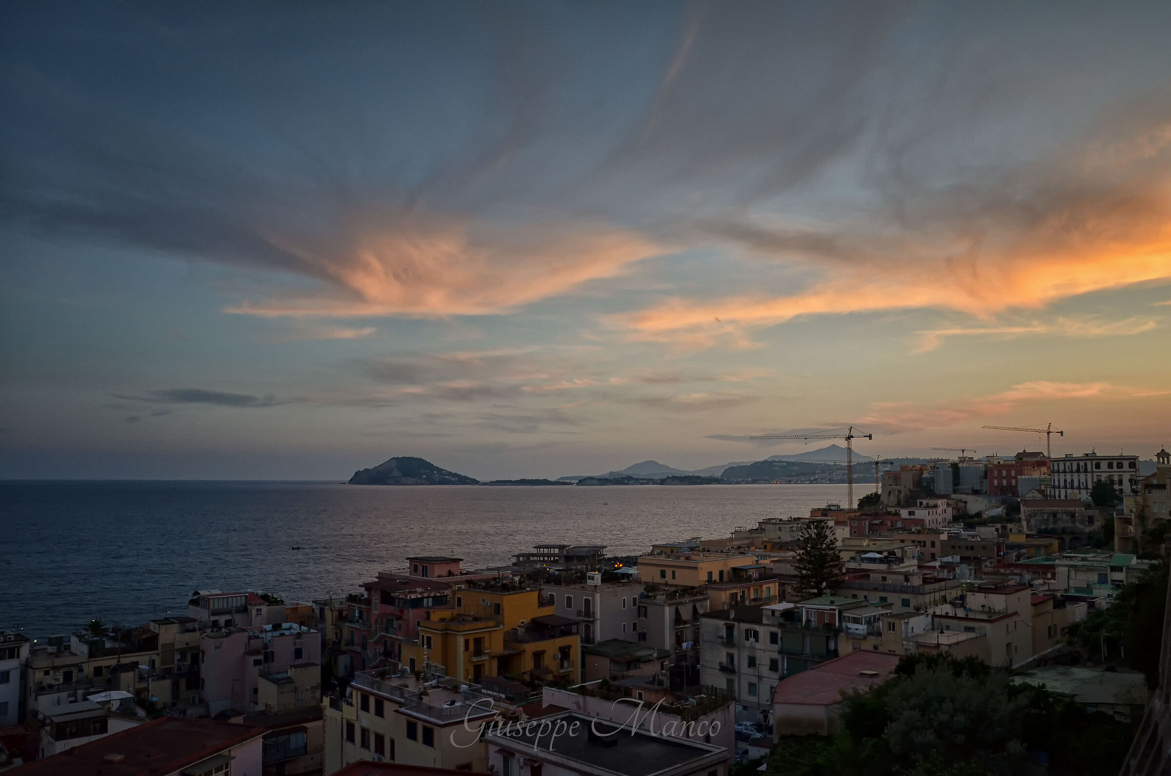 Campi Flegrei al calar del sole