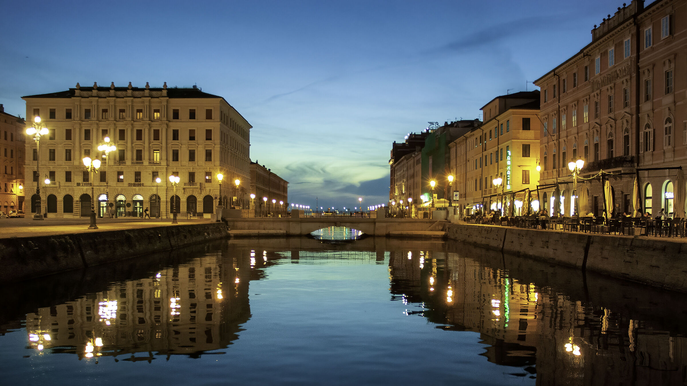 Walking through Trieste with the Nikon D200