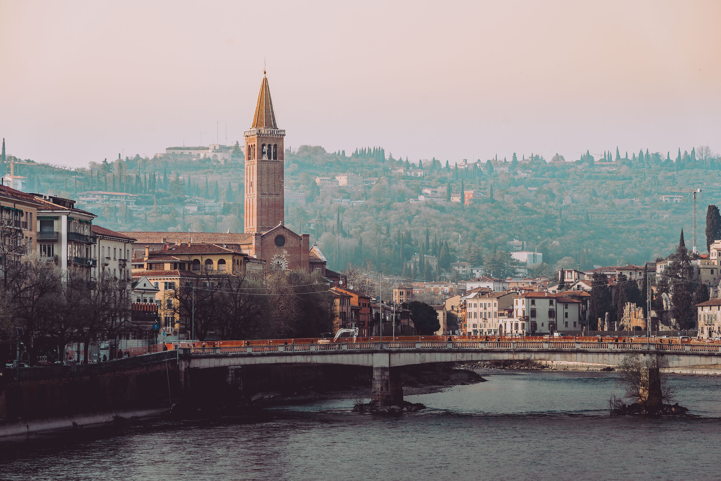 Vista dal basso dell'adige ponte di cemento