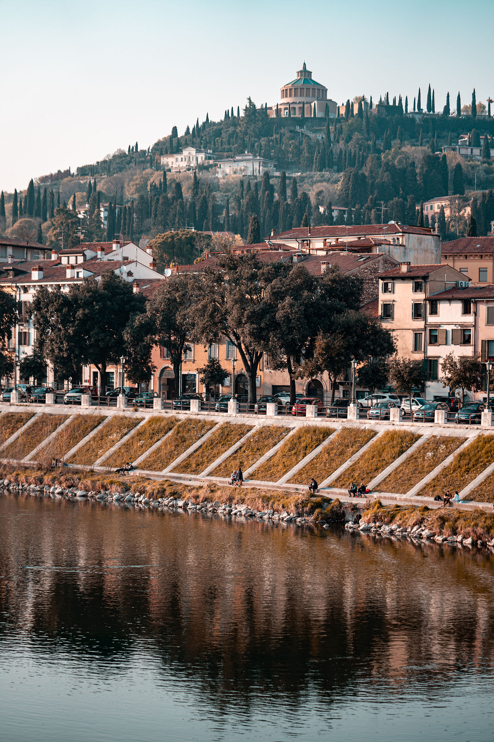 Vista dal basso dell'adige alle scalinate