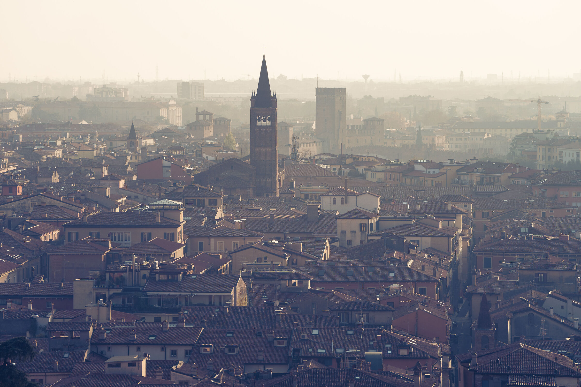 La muraglia che difende Verona da lontano