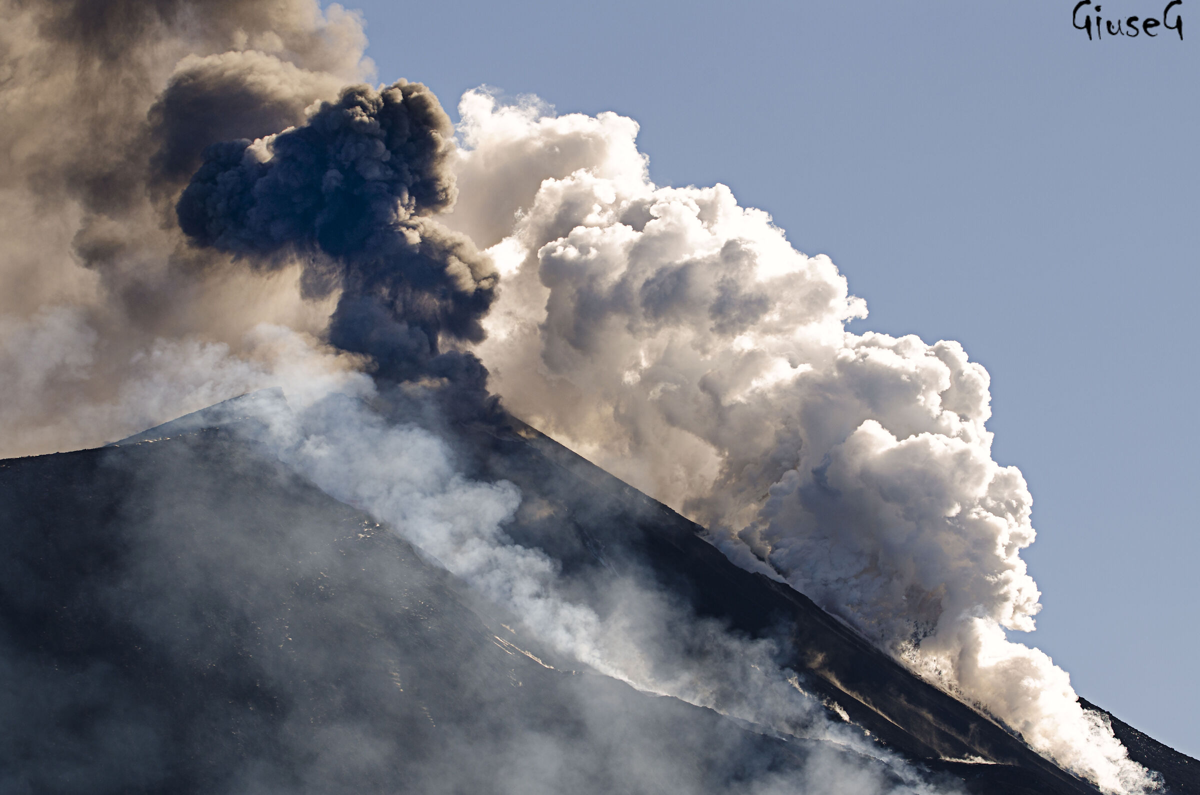 Eruptive fracture formation