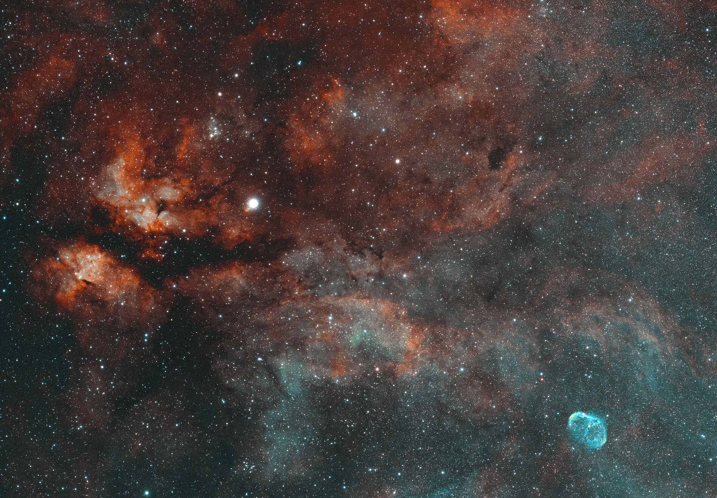 Gamma Cygni ed una piccola gemma