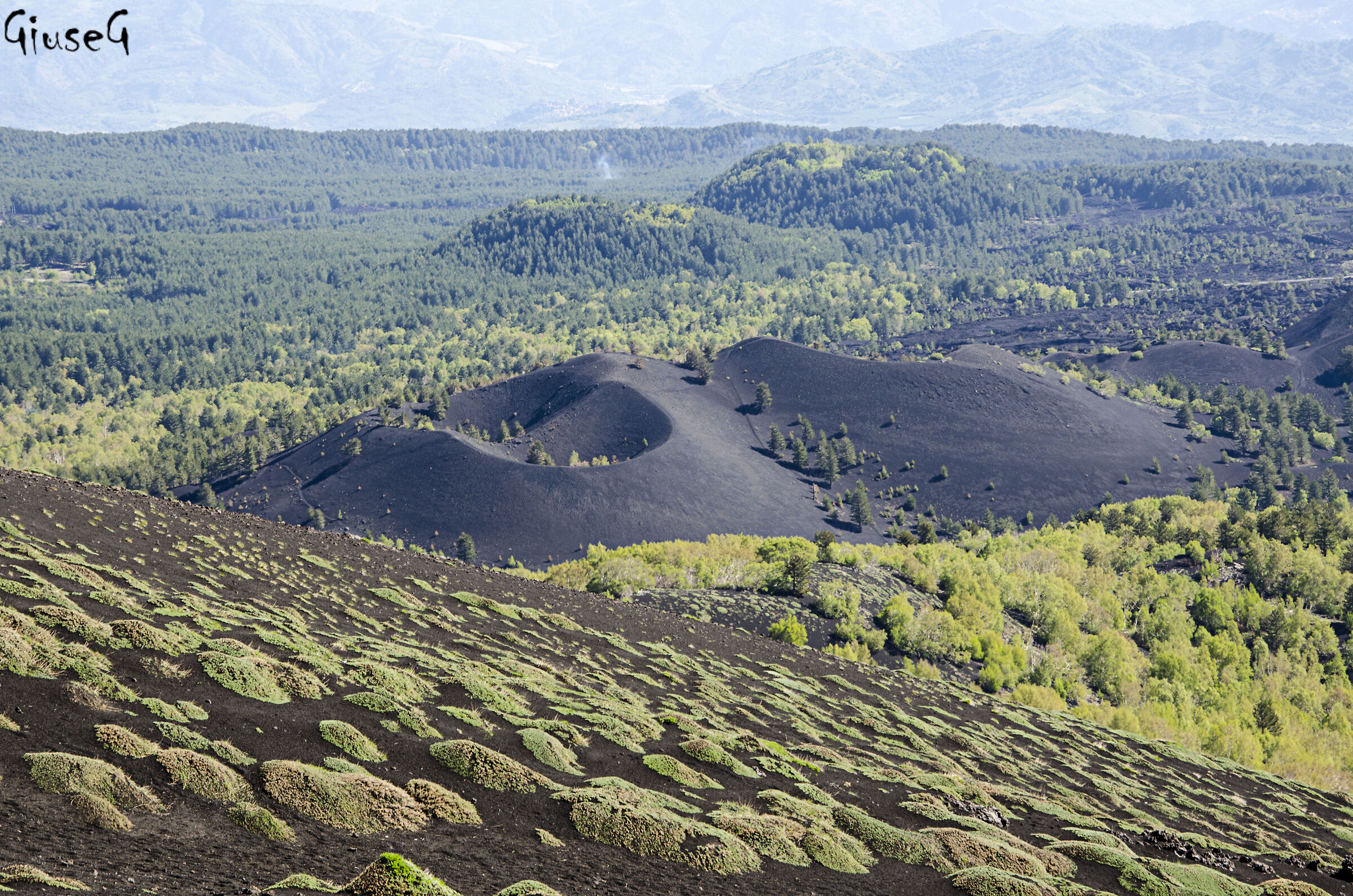 Between extinct craters and lush vegetation