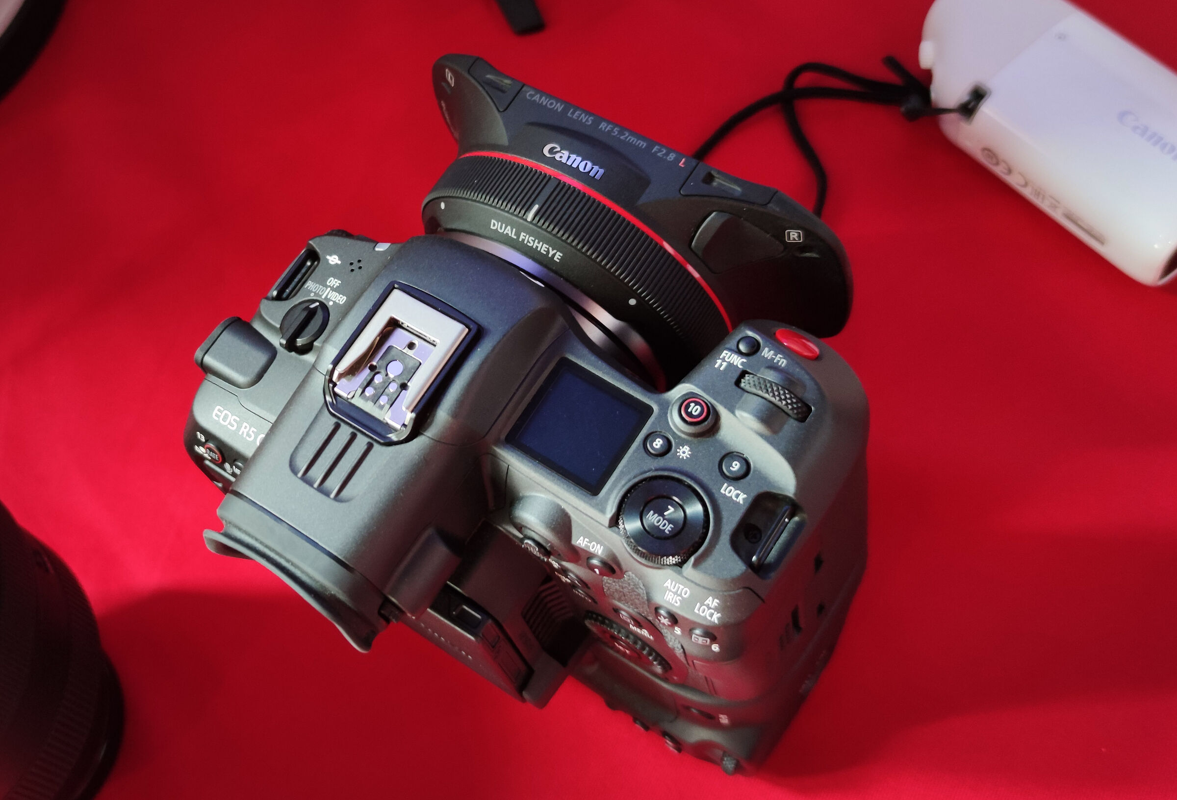 Canon RF 5.2mm f/2.8 L Dual Fisheye