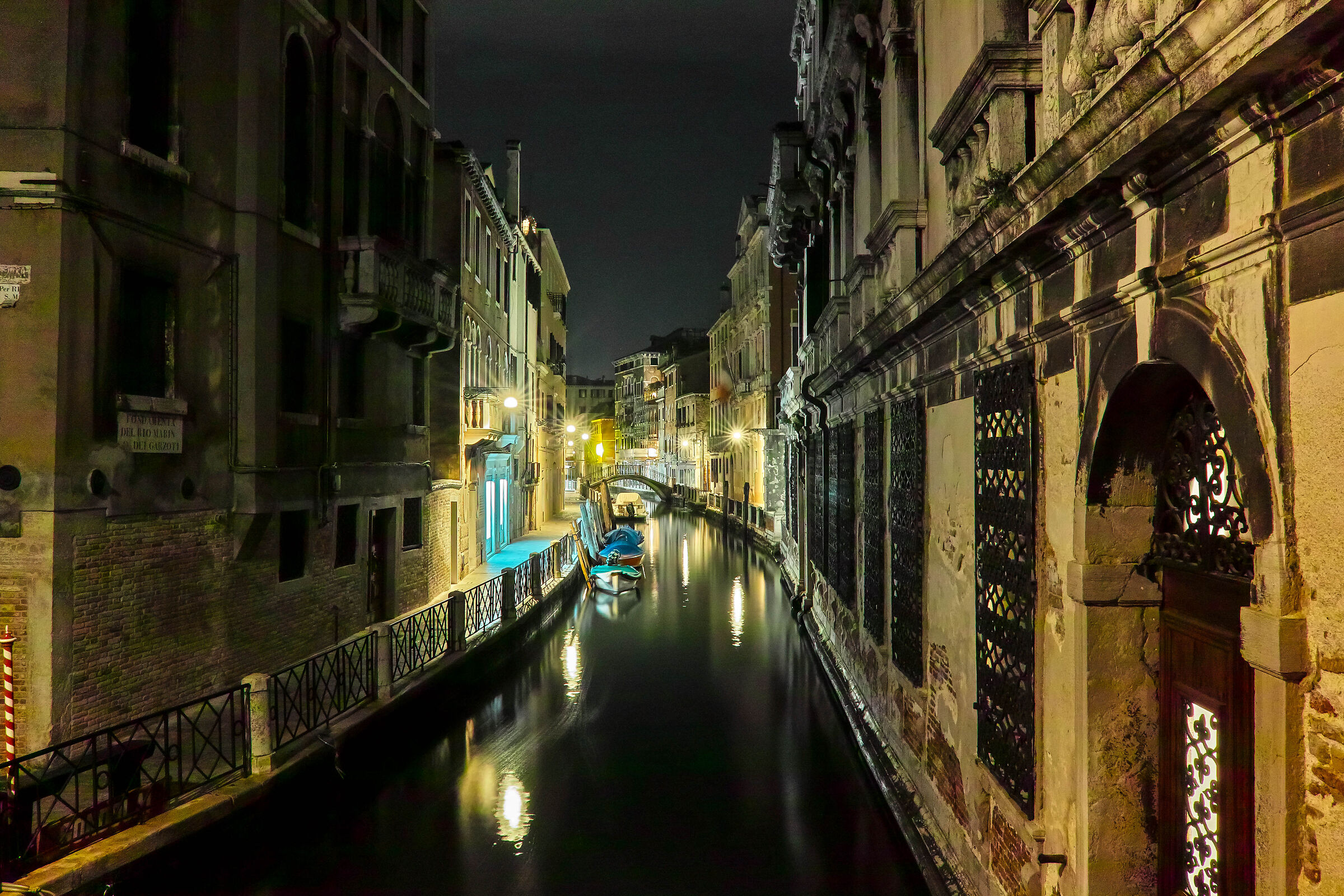 Night between the canals