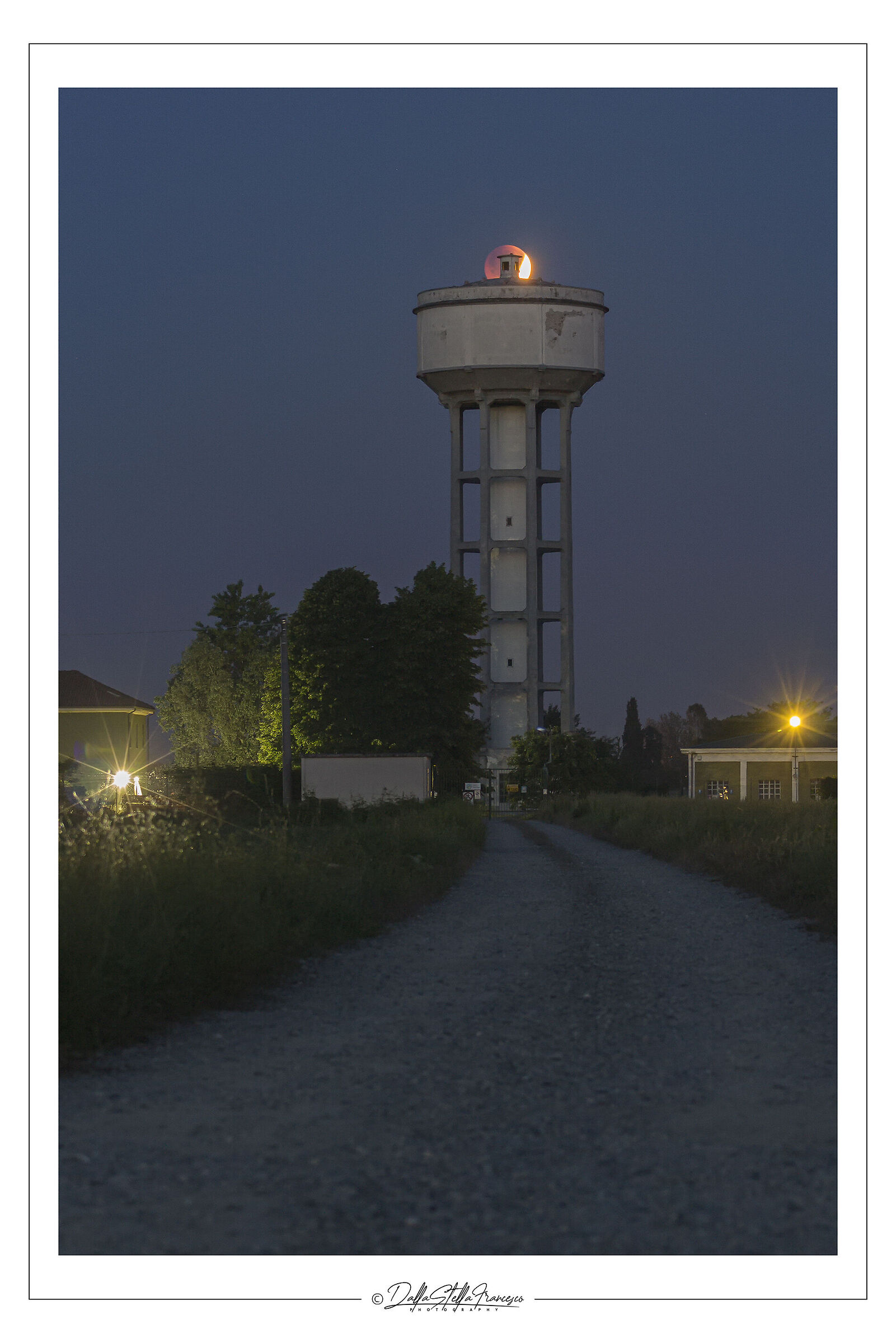 La luna in eclisse e l'acquedotto