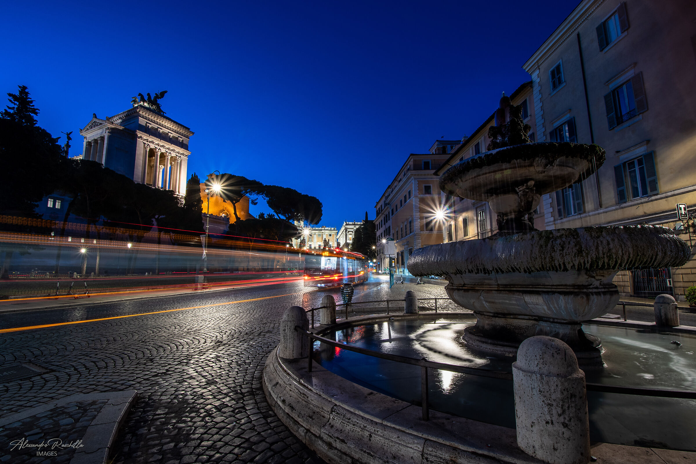 Via del Teatro di Marcello poco prima dell'alba