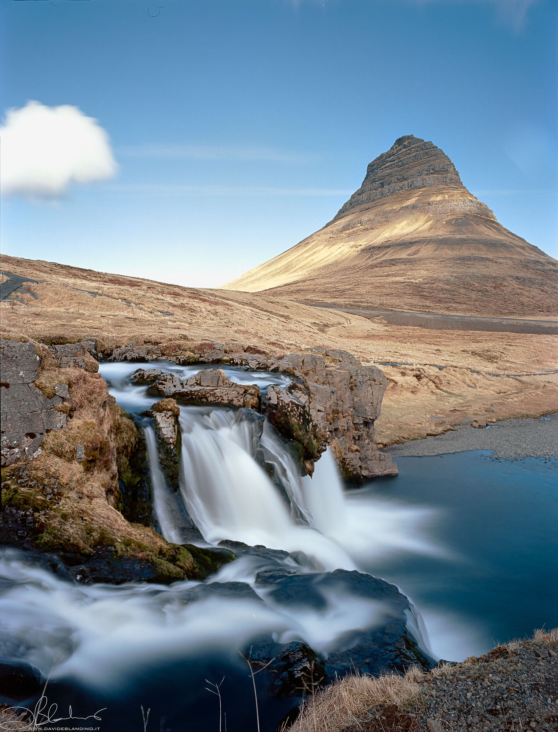 Kirkjufell in 6x45 (Kodak Ektar 100)