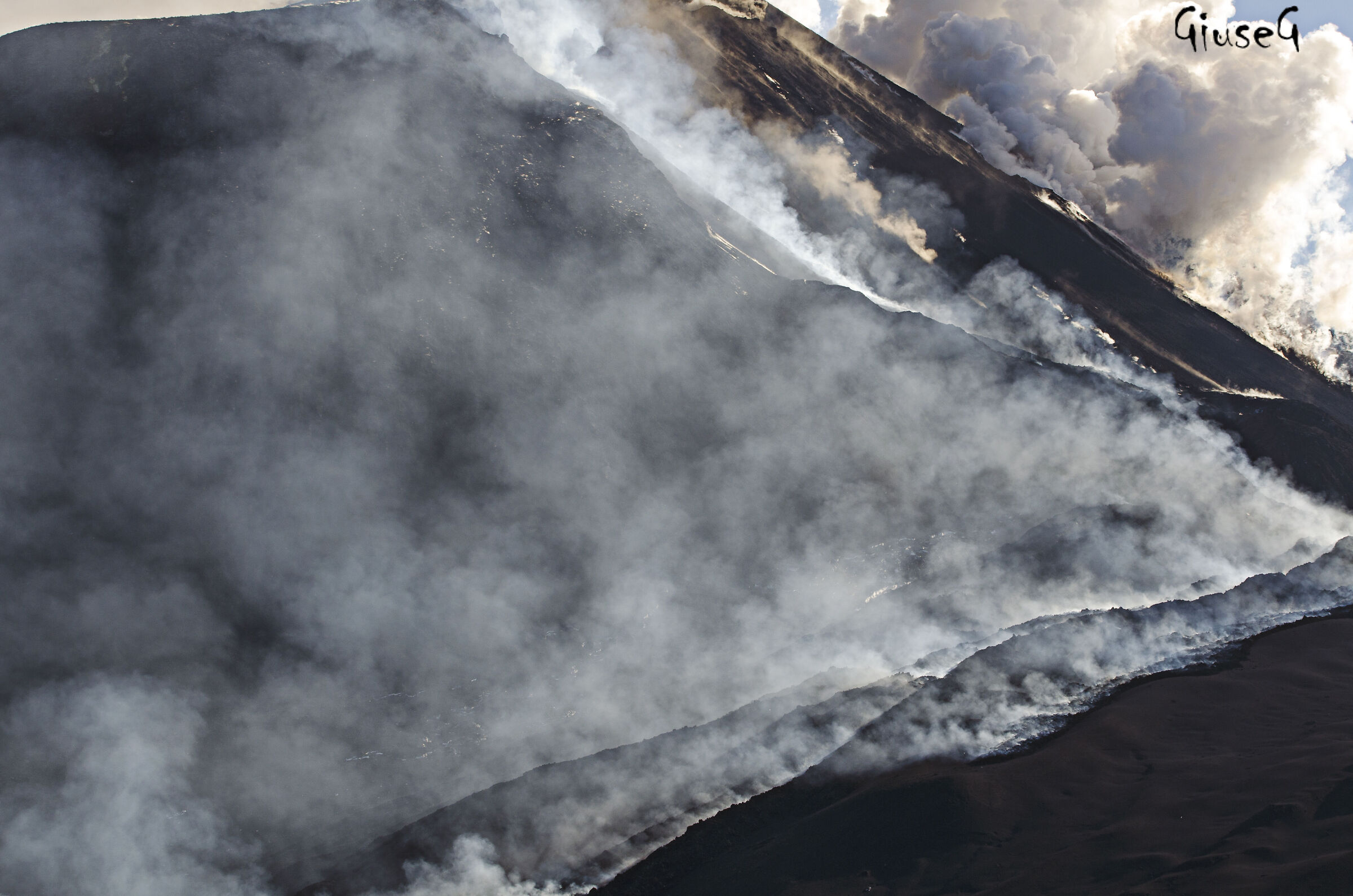 Between gases, vapors, explosions and lava fractures