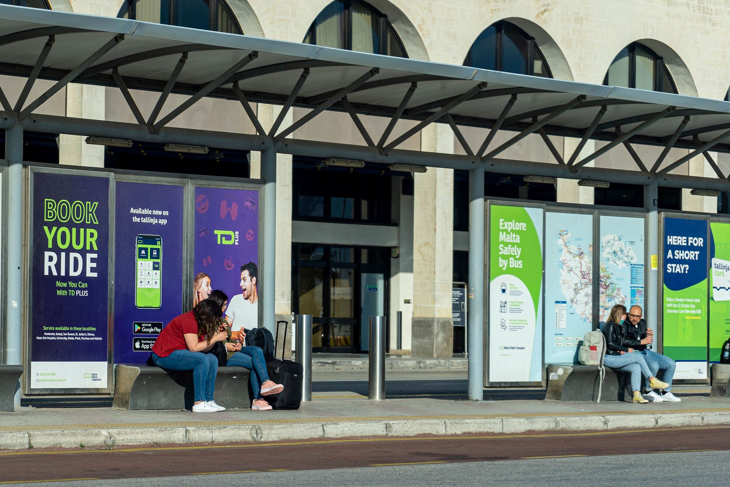 Reale e virtuale, Aereoporto di Malta