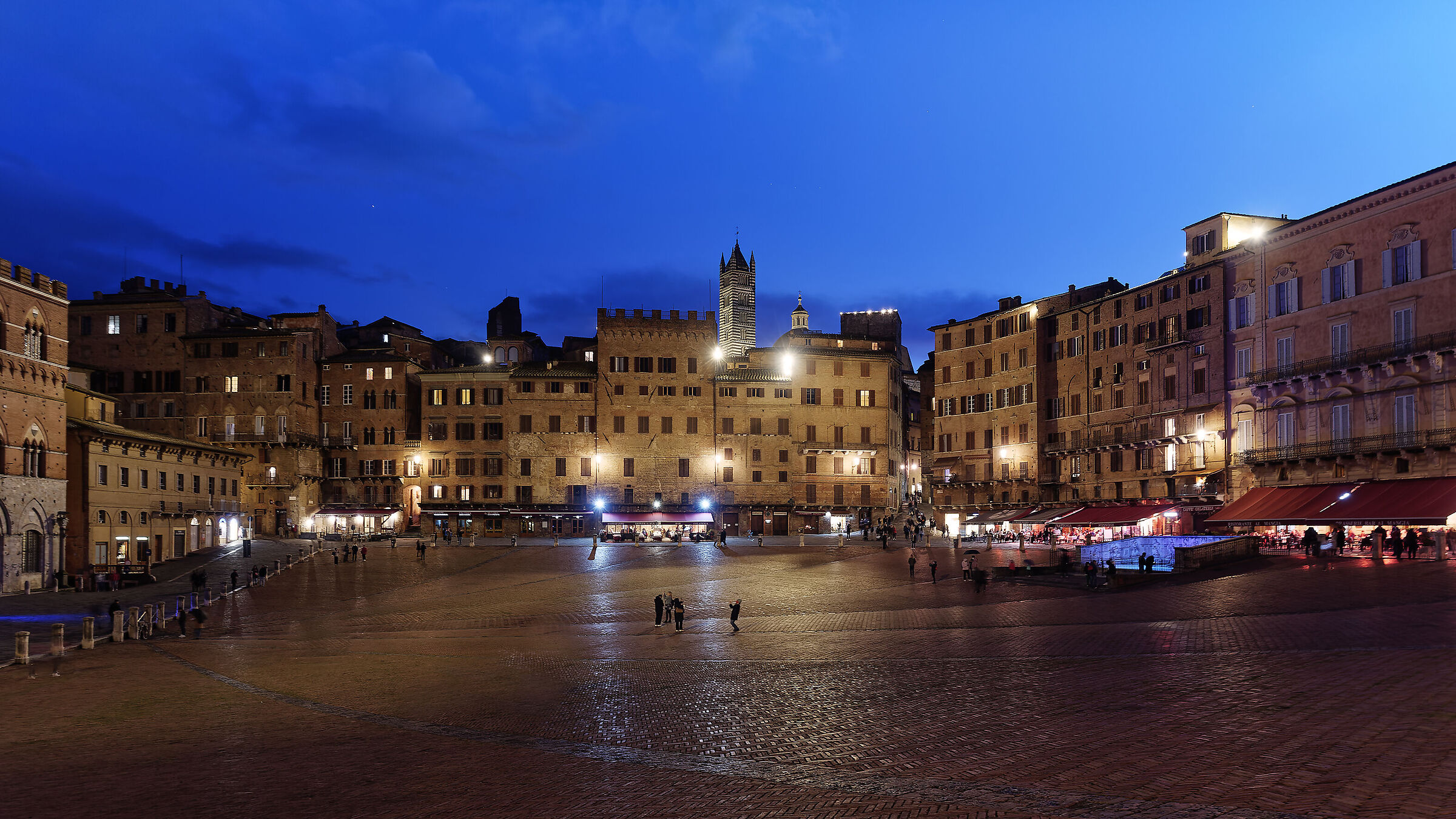 Piazza del campo in Siena - night