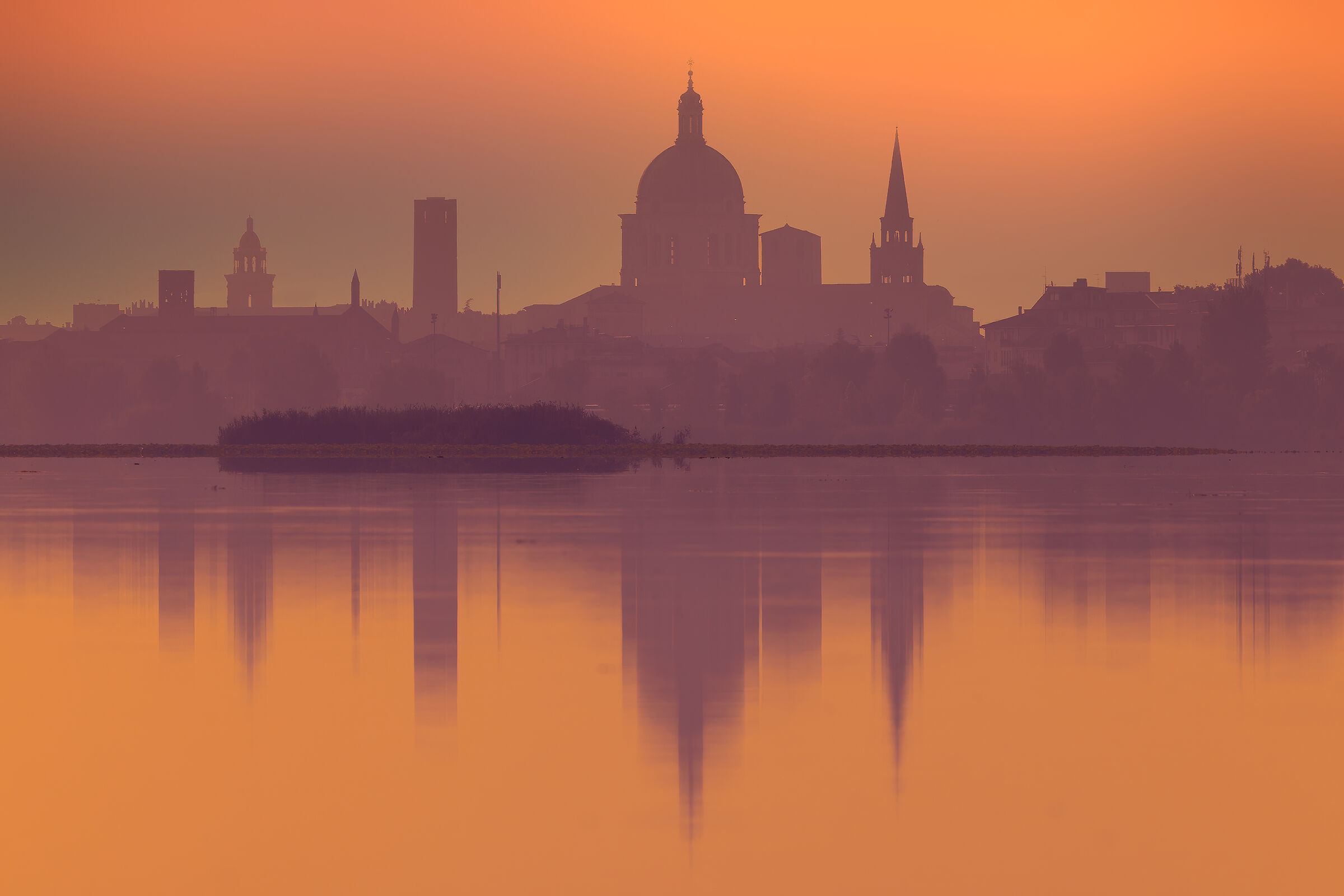 Mantova riflessa vista dal Lago Superiore.