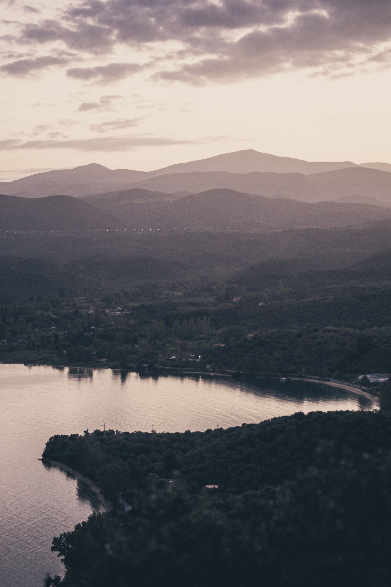 Sfumatura di montagne che oscurano i golfi