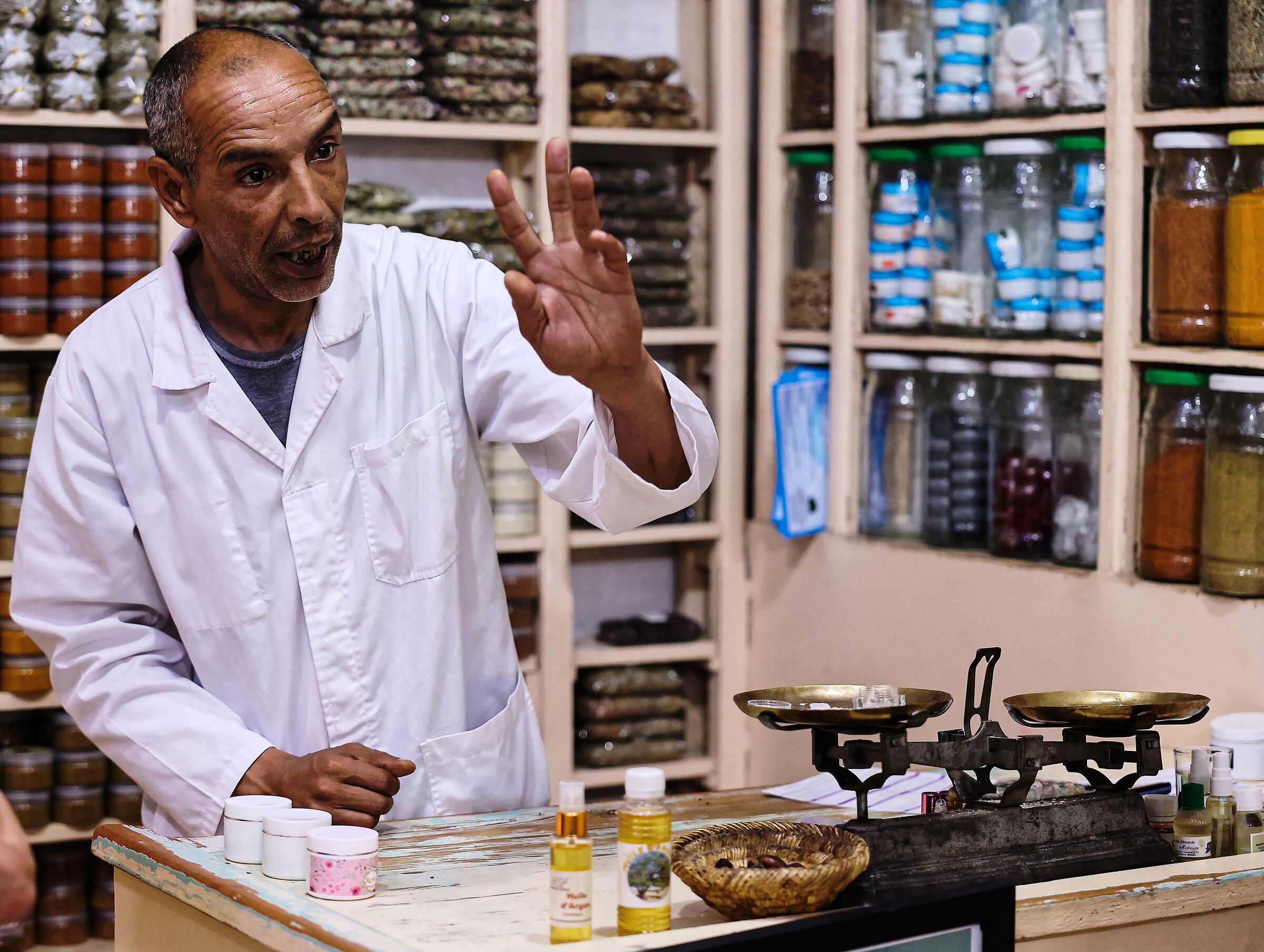 Il mercante di essenze "miracolose"