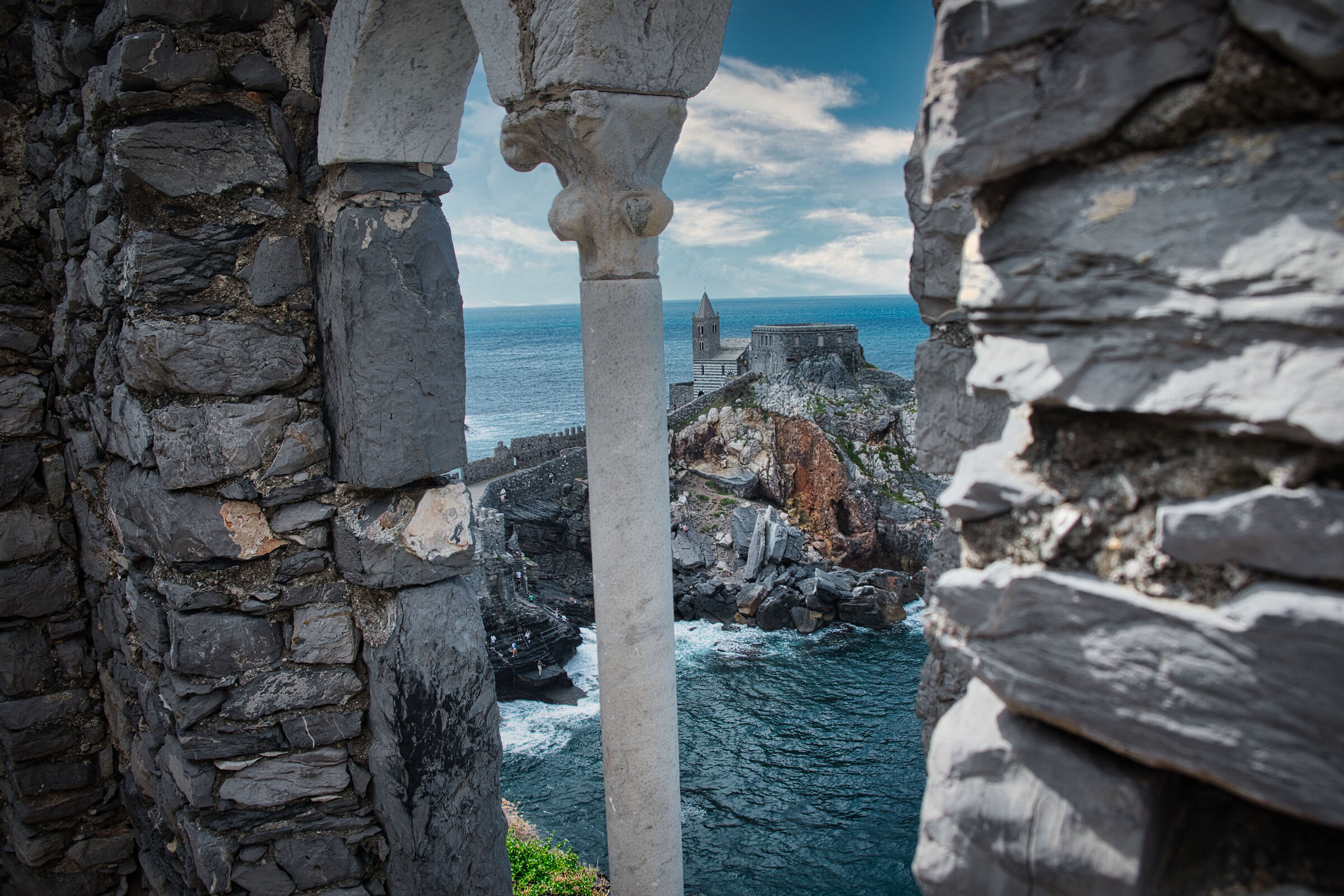 Mullioned window with a view!