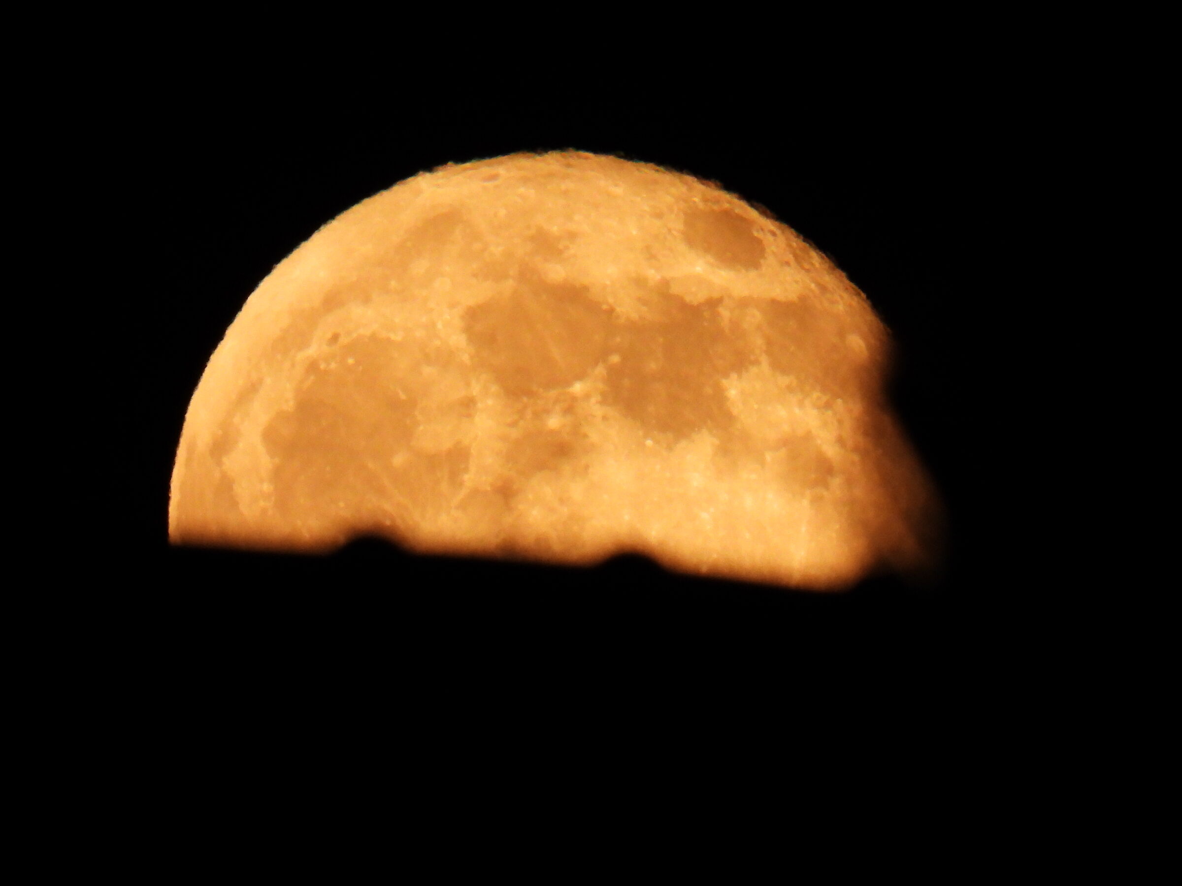 Luna rossa nascosta