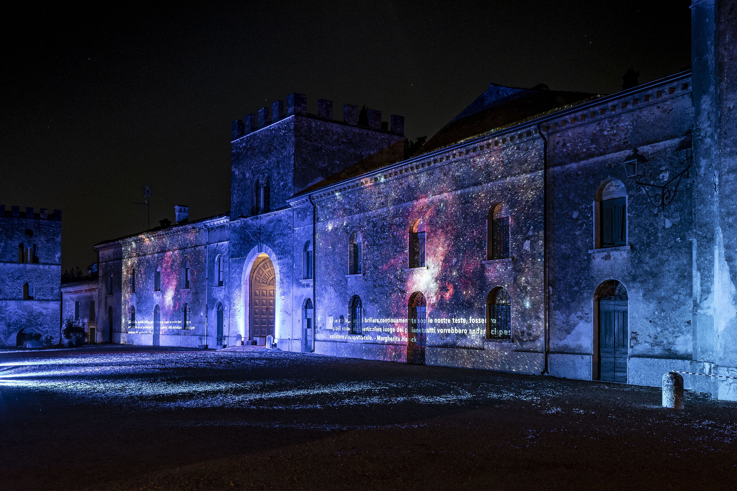 L'infinito in un cortile