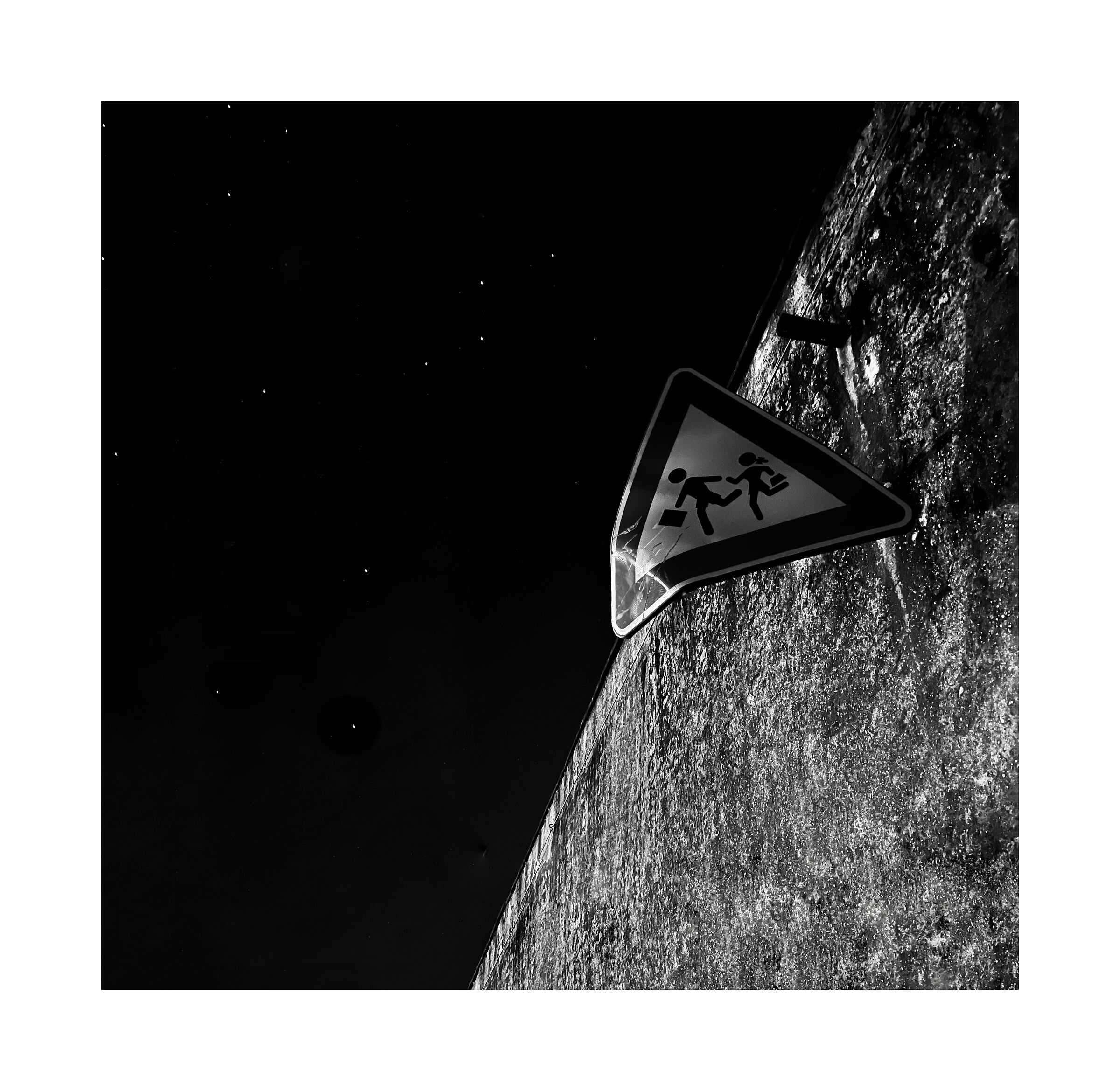 Attenzione, attraversamento scolari nel cielo