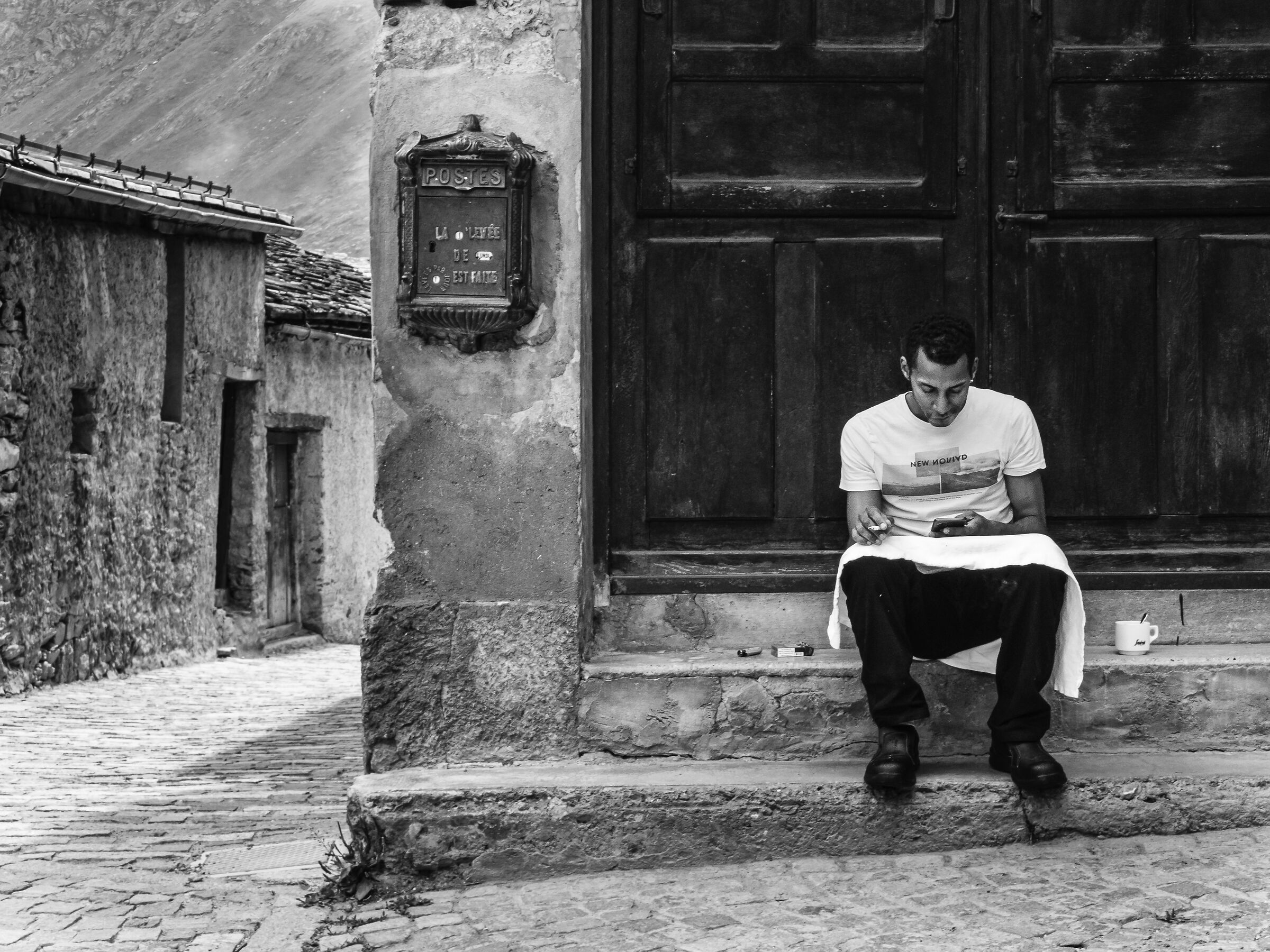 Pausa caffè con sigaretta