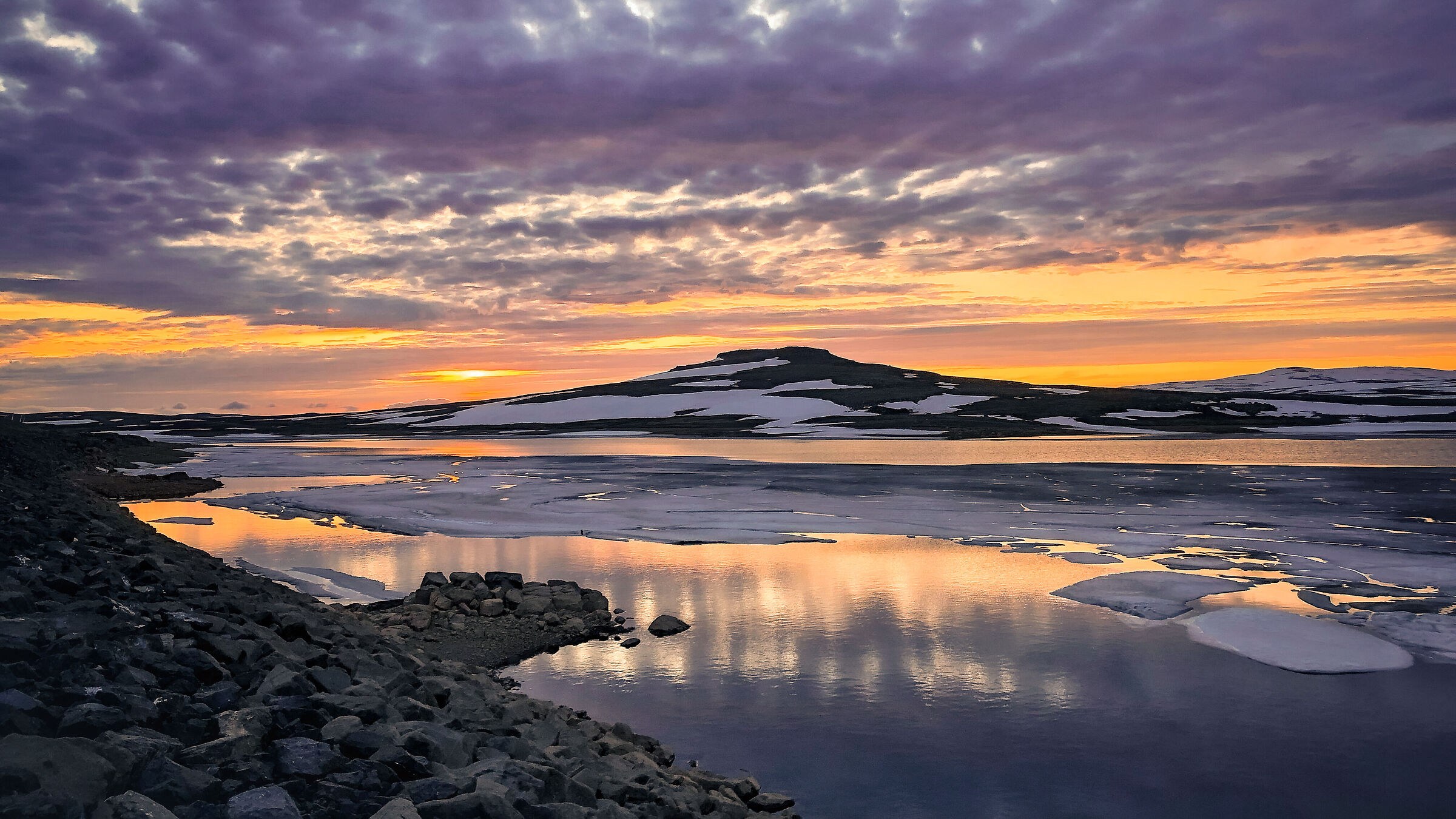 La luce di mezzanotte nei fiordi dell'Est